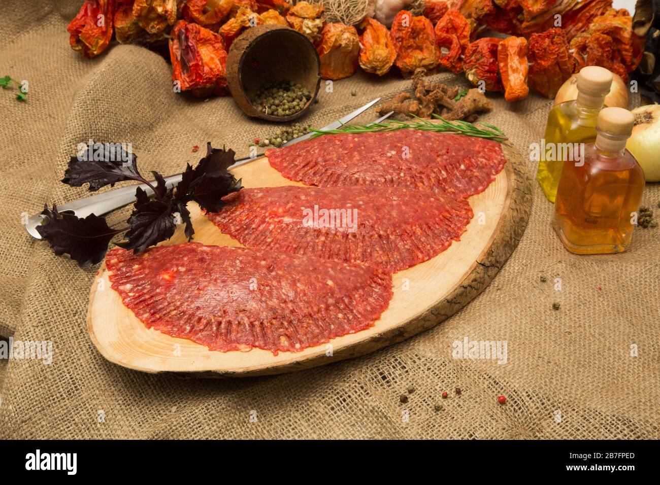 Polpette di manzo crude con erbe e spezie. Foto d'archivio Foto Stock