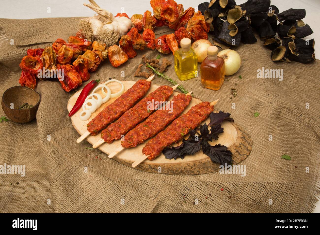 Polpette di manzo crude con erbe e spezie. Foto d'archivio Foto Stock