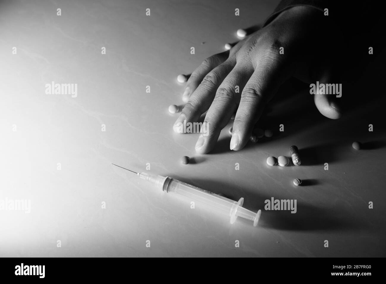Droga ed eroina cucinata sulla mano dell'uomo Foto Stock