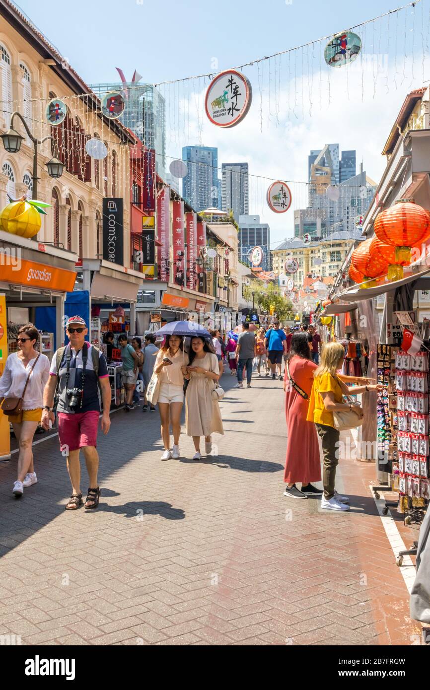 Singapore - 5 Luglio 2019: Turisti shopping in Pagoda Street a Chinatown. La strada è pedonale. Foto Stock