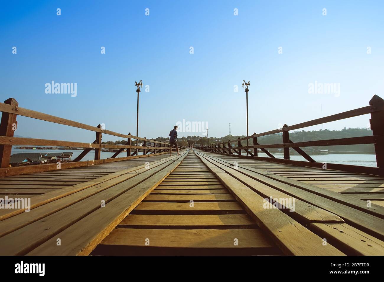 Mon Bridge o Uttamanusorn Bridge a Sangkhla Buri, Kanchanaburi, Thailandia. Il secondo ponte in legno più lungo del mondo dopo il Mandalay's U Bein Br Foto Stock