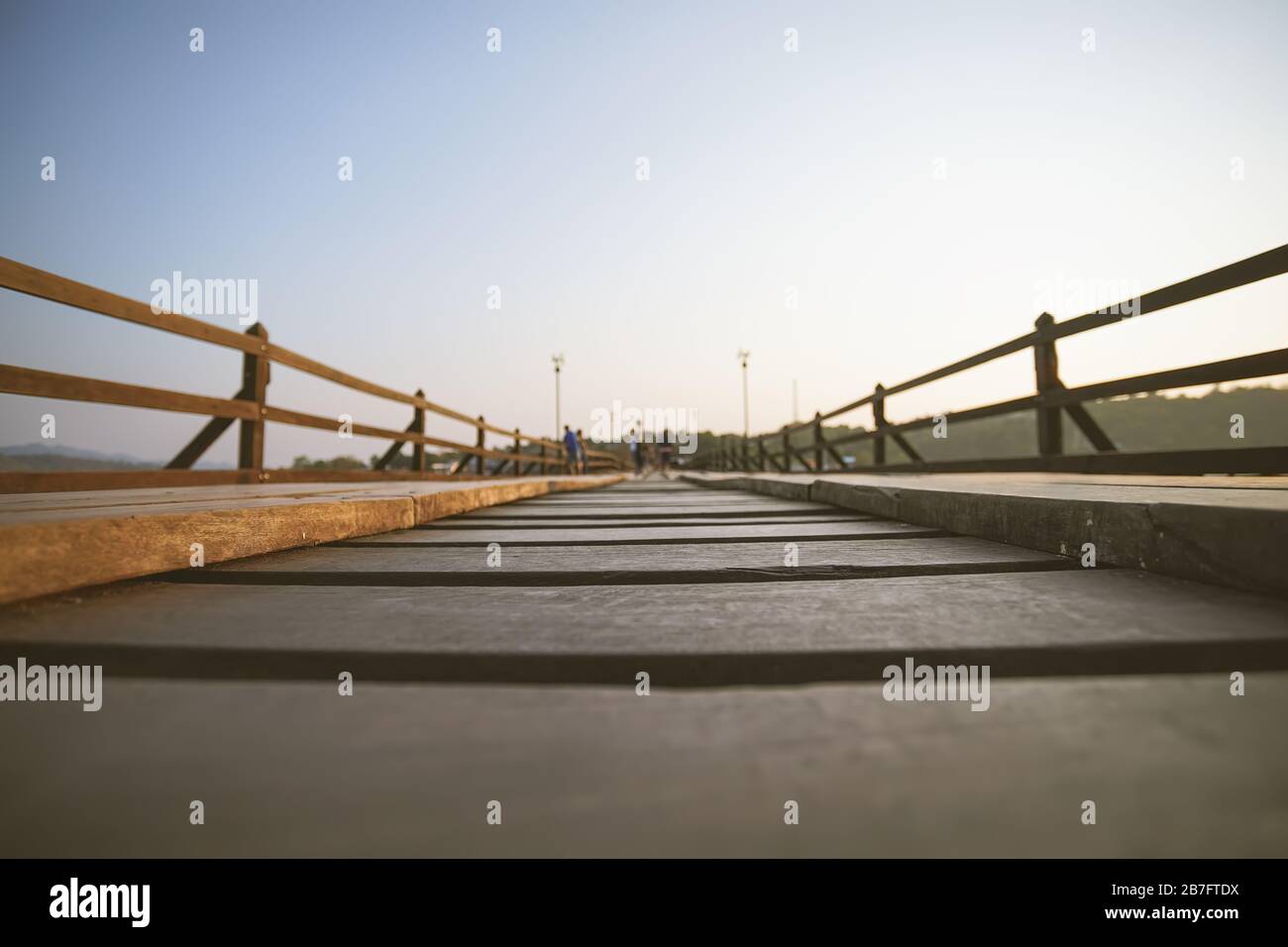 Mon Bridge o Uttamanusorn Bridge a Sangkhla Buri, Kanchanaburi, Thailandia. Il secondo ponte in legno più lungo del mondo dopo il Mandalay's U Bein Br Foto Stock