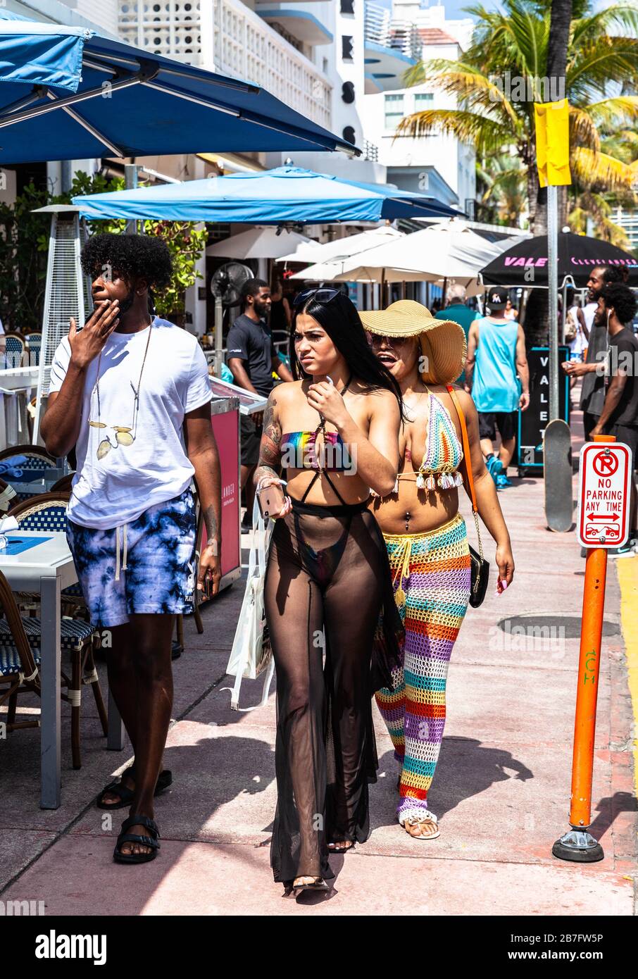 Studenti universitari in pausa primaverile su Ocean Dr., South Beach, Miami Beach, Florida, Stati Uniti. Foto Stock