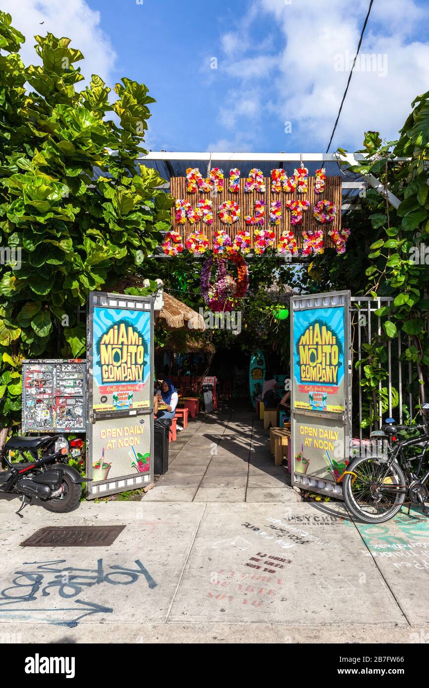 Facciata anteriore del bar tiki Miami Mojito Company, quartiere Wynwood, Miami, Florida, USA. Foto Stock