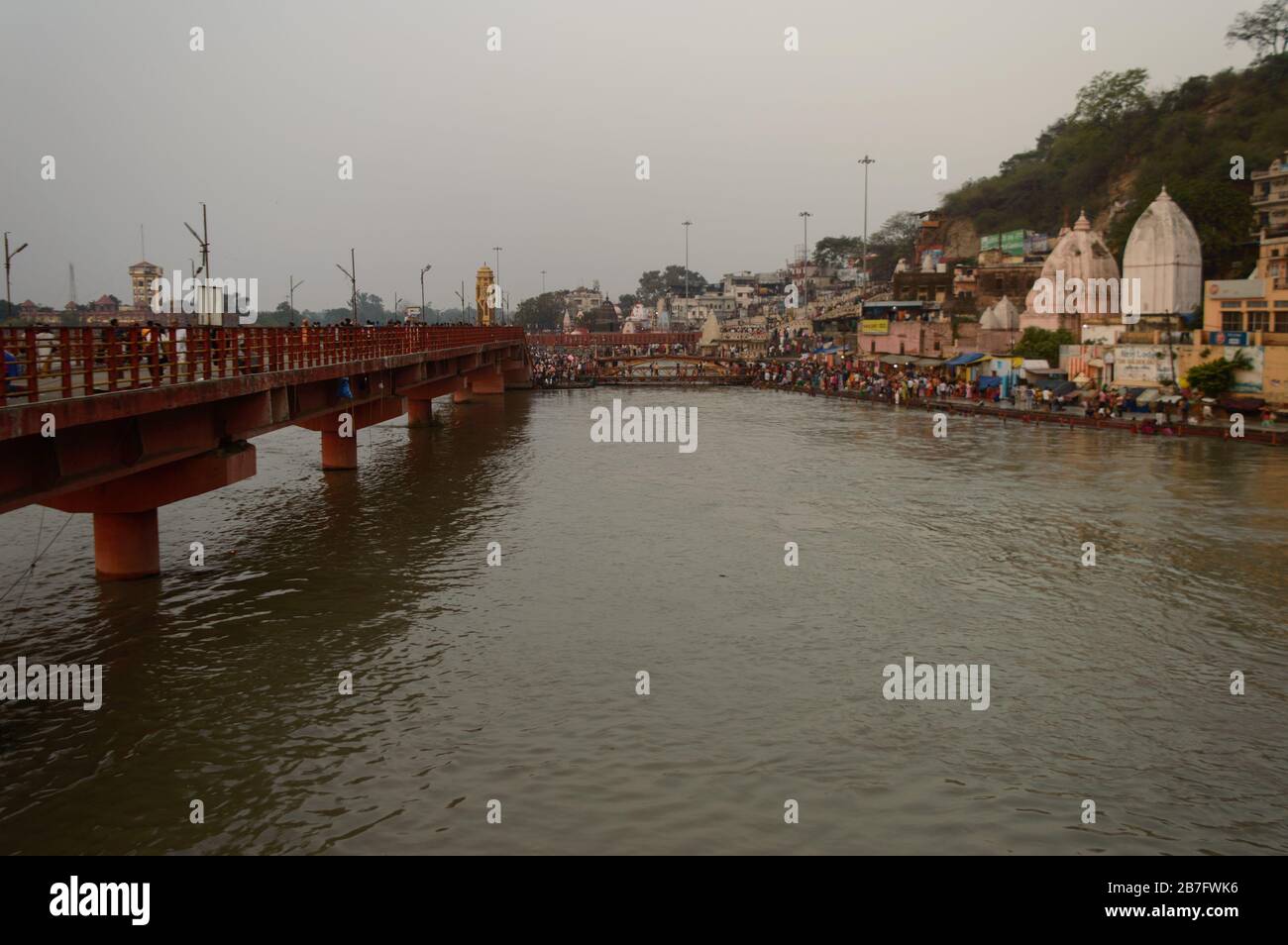 Una vista del paesaggio del ponte sul fiume ganga in haridwar pubblico andare a prendere il bagno nel cielo del tempio del fiume ganga. Foto Stock