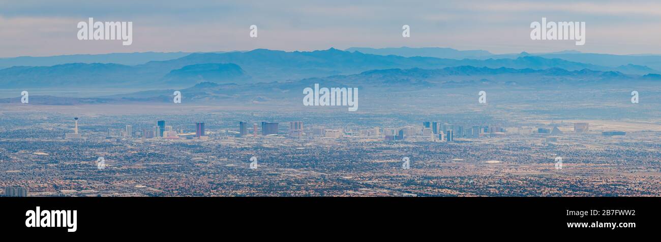 Vista aerea del famoso skyline della strip dal sentiero della vetta di Turtlehead a Las Vegas, Nevada Foto Stock