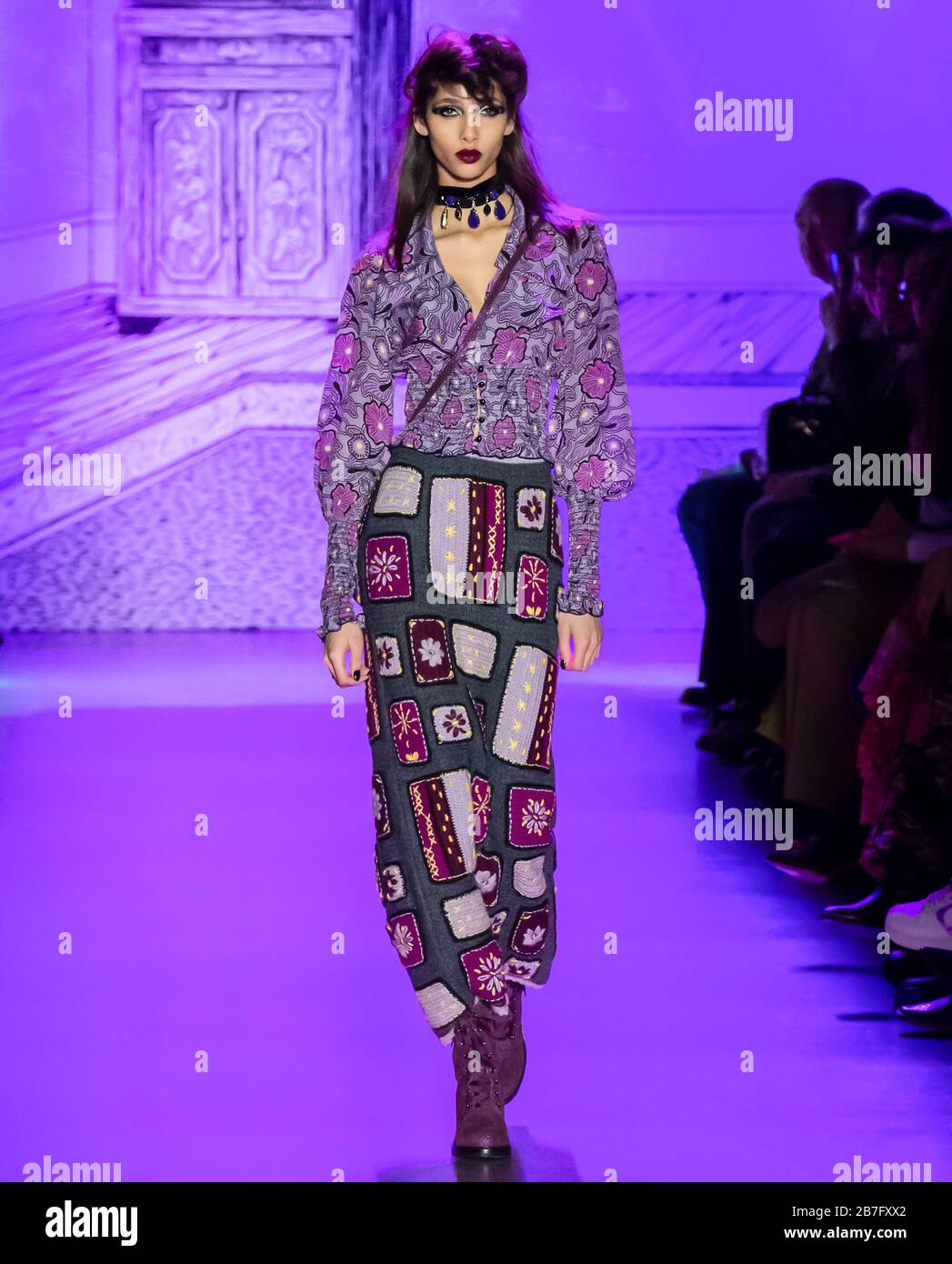 New York, New York - 10 febbraio 2020: Yasmin Wijnaldum cammina sulla pista di Anna sui autunno Inverno 2020 Fashion Show Foto Stock