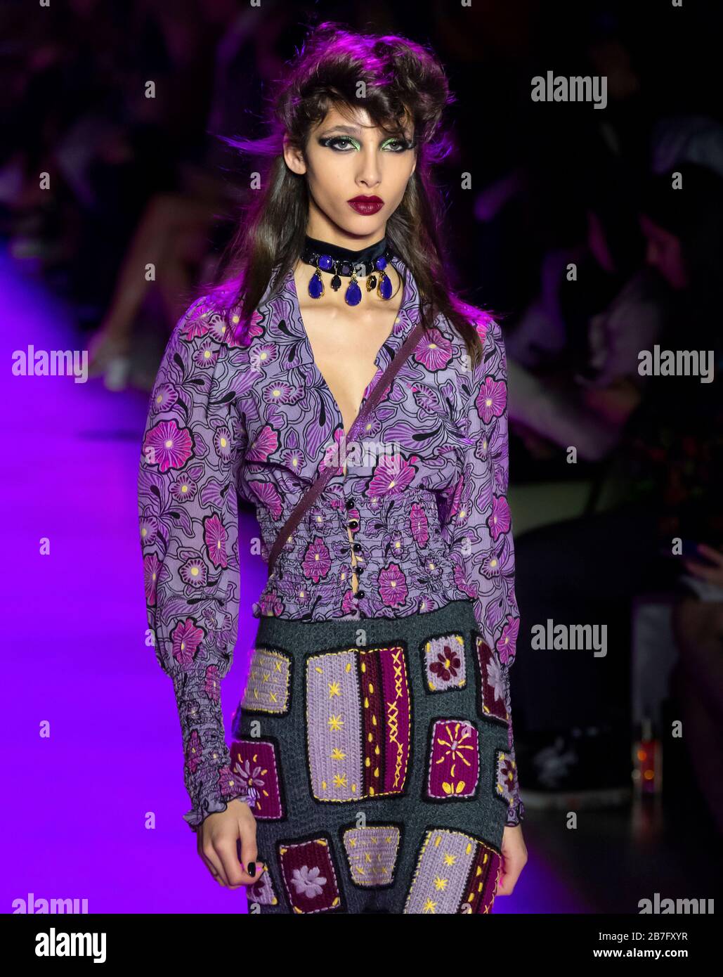 New York, New York - 10 febbraio 2020: Yasmin Wijnaldum cammina sulla pista di Anna sui autunno Inverno 2020 Fashion Show Foto Stock