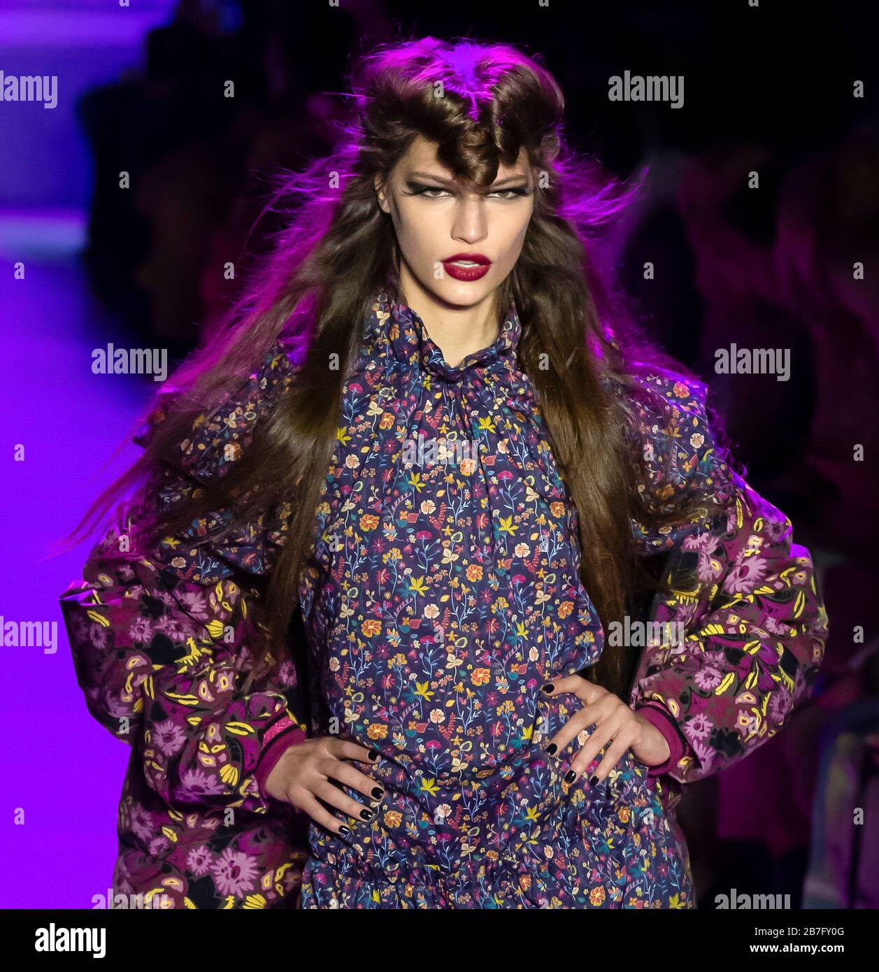 New York, New York - 10 febbraio 2020: Faretta cammina sulla pista al Fashion Show di Anna sui Autunno Inverno 2020 Foto Stock
