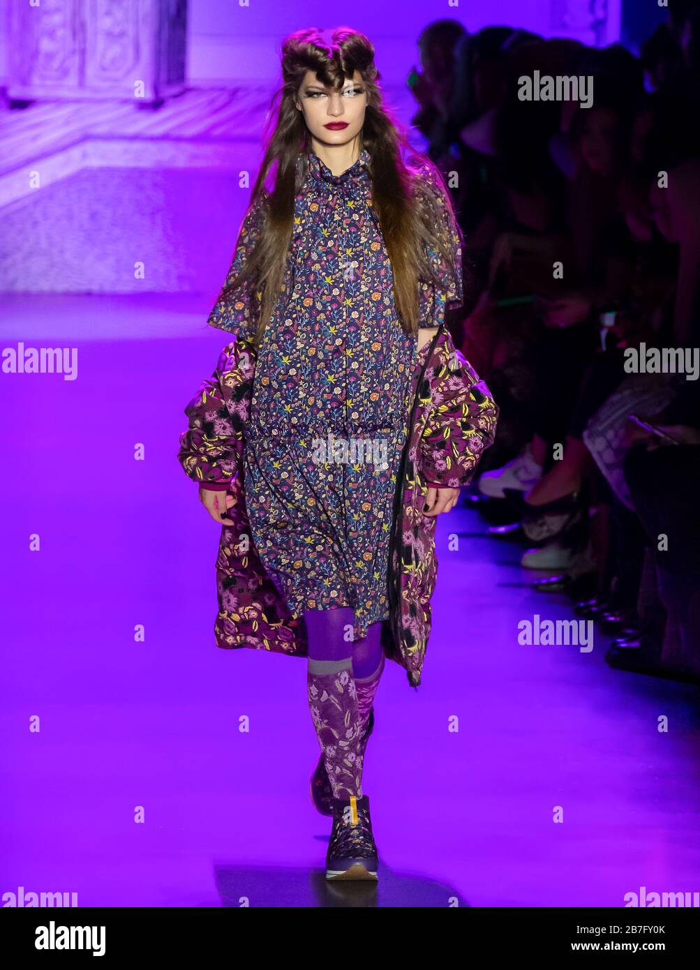 New York, New York - 10 febbraio 2020: Faretta cammina sulla pista al Fashion Show di Anna sui Autunno Inverno 2020 Foto Stock