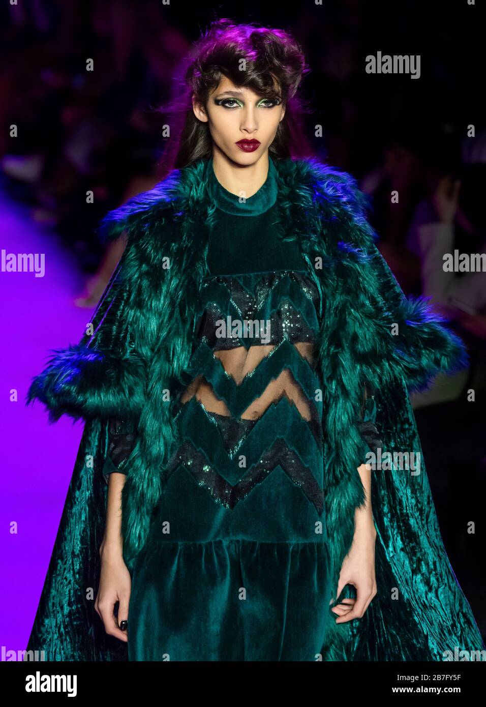 New York, New York - 10 febbraio 2020: Yasmin Wijnaldum cammina sulla pista di Anna sui autunno Inverno 2020 Fashion Show Foto Stock
