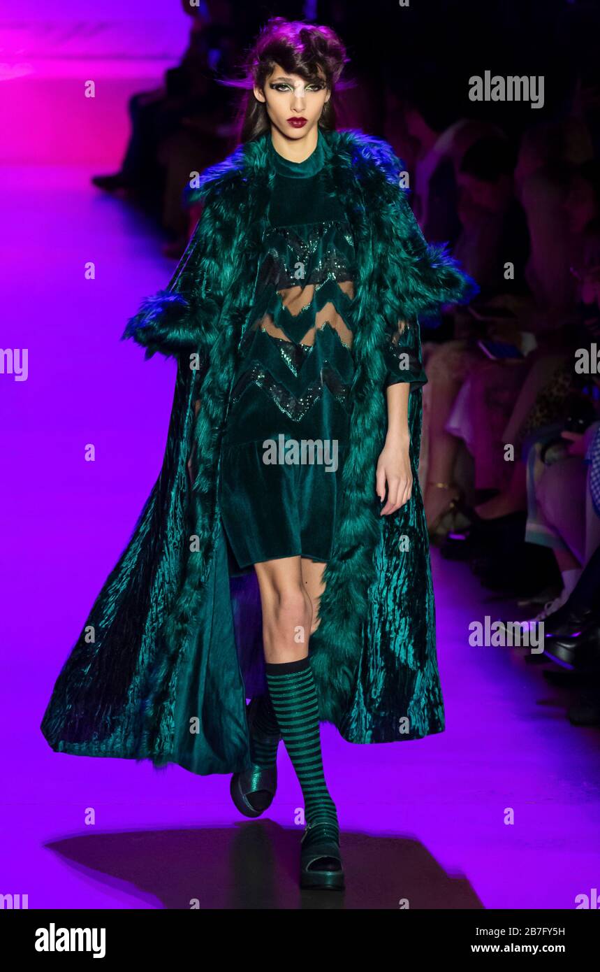 New York, New York - 10 febbraio 2020: Yasmin Wijnaldum cammina sulla pista di Anna sui autunno Inverno 2020 Fashion Show Foto Stock