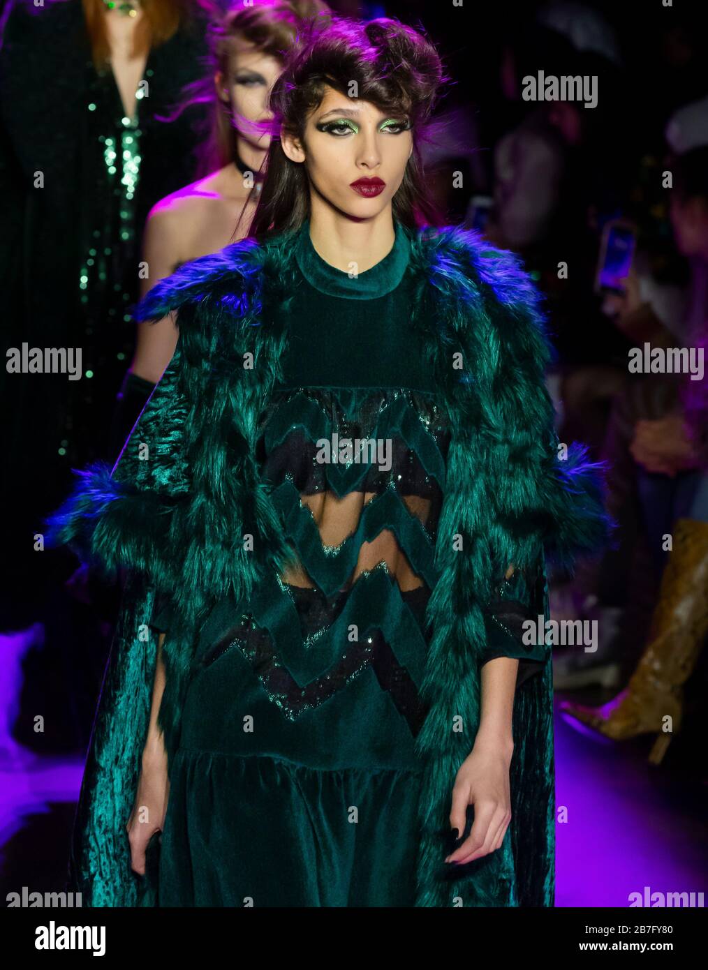 New York, New York - 10 febbraio 2020: Yasmin Wijnaldum cammina sulla pista di Anna sui autunno Inverno 2020 Fashion Show Foto Stock