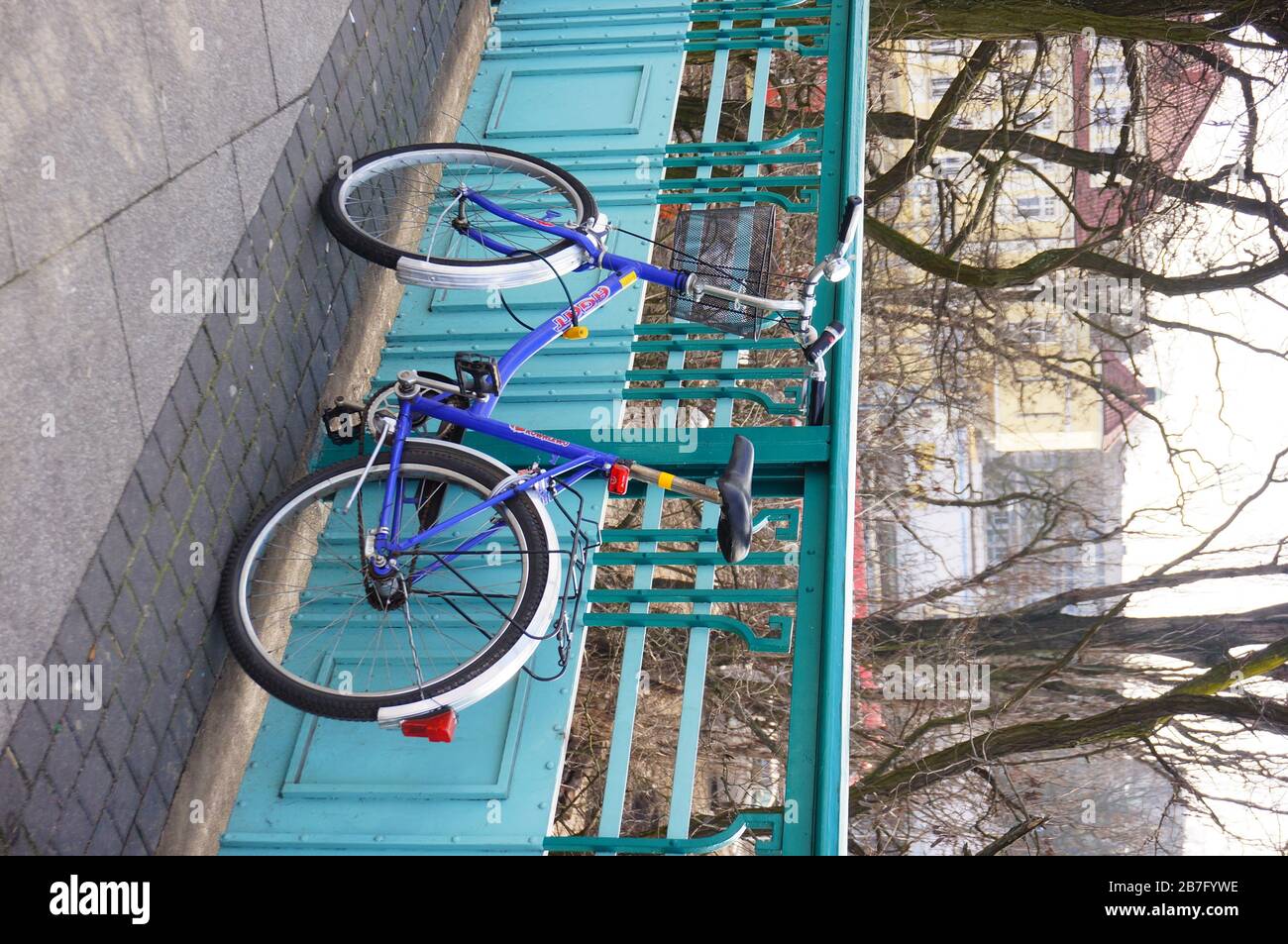 POZNAN, POLONIA - 05 marzo 2020: Piccola bicicletta blu chiusa contro una barriera metallica nel centro della città. Foto Stock