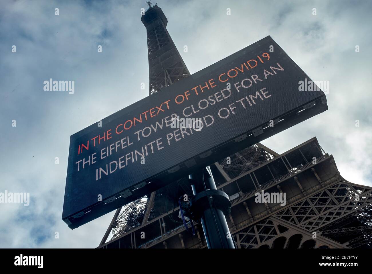Parigi, Francia - 15 marzo 2019: Cartello che mostra la chiusura della Torre Eiffel a causa di Covid-19 con la Torre Eiffel e cielo coperto nel backgroud Foto Stock