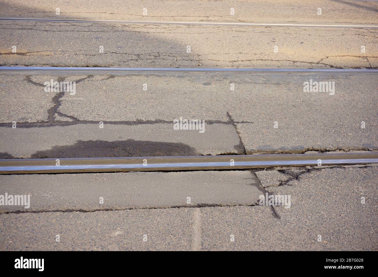 Rotaie di un tram in strada durante il giorno Foto Stock
