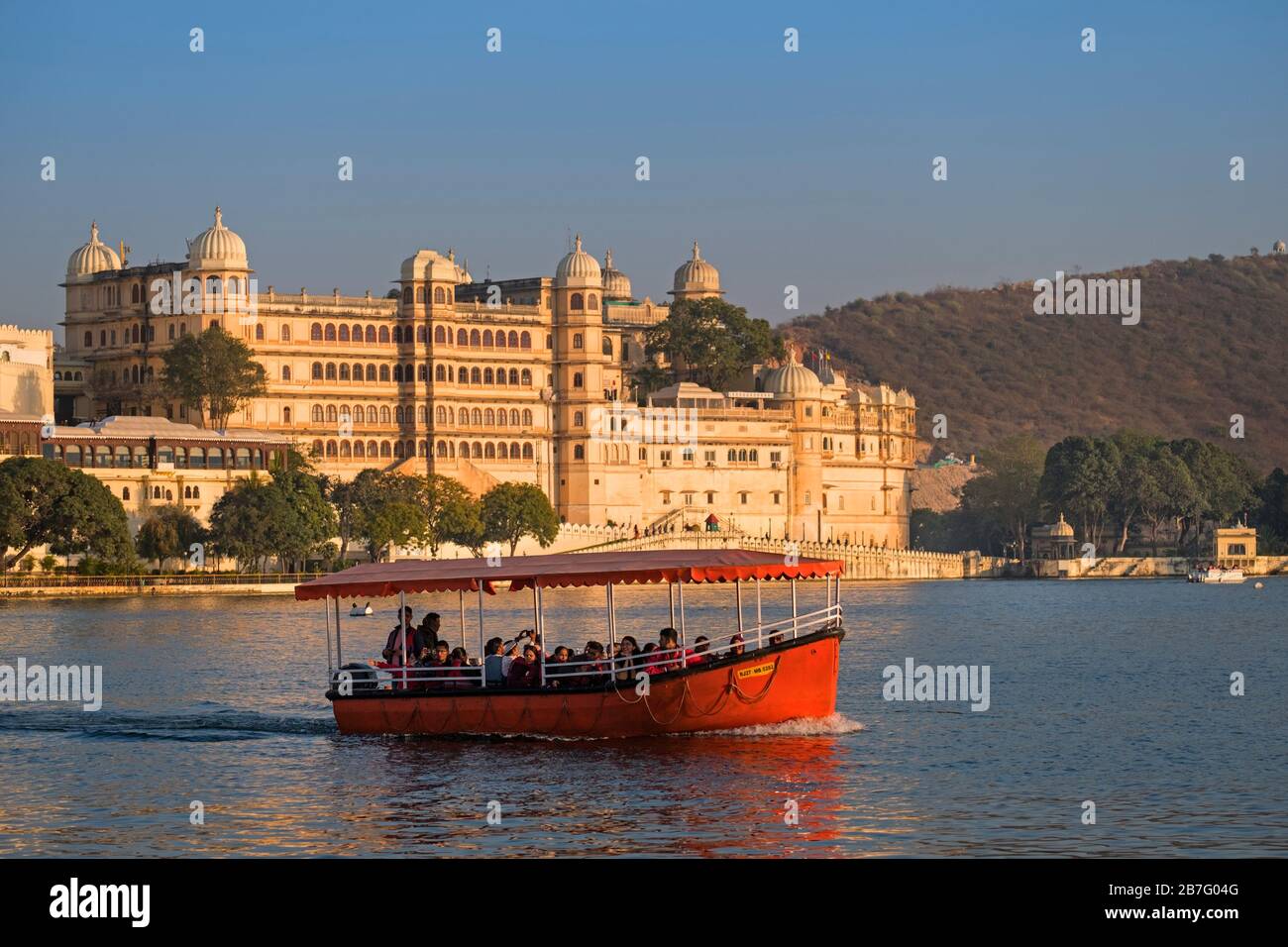 Palazzo di Città Lago Pichola Udaipur Rajasthan in India Foto Stock