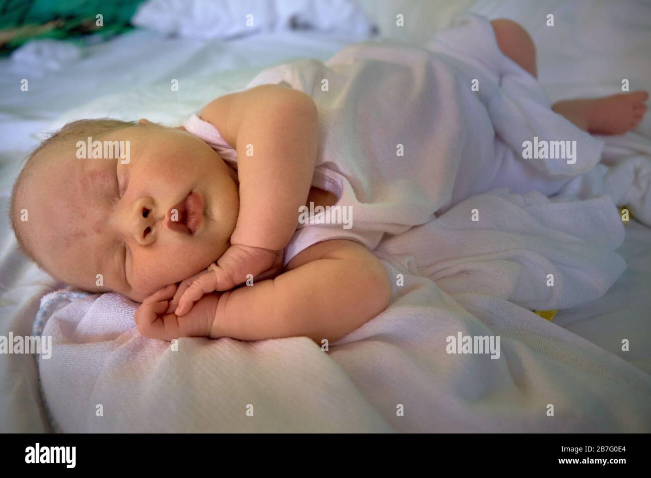 Bambino neonato a riposo. Foto Stock