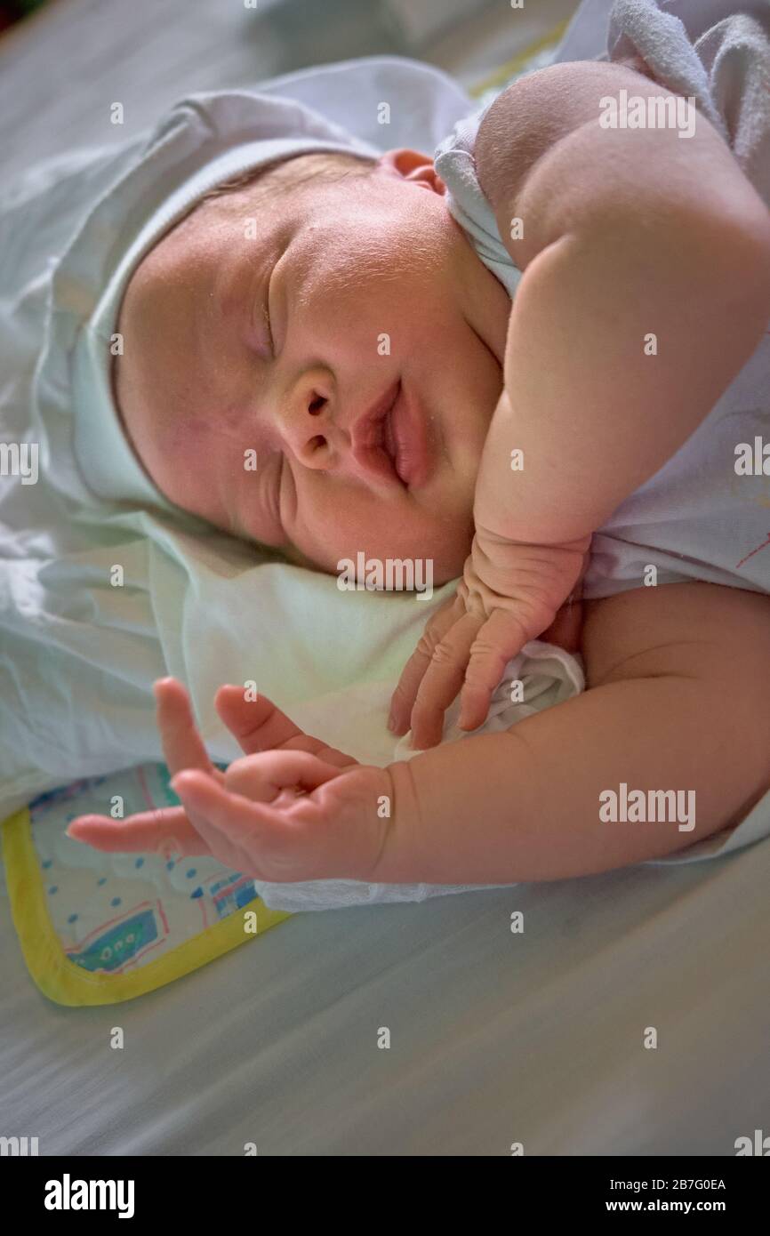 Bambino neonato a riposo. Foto Stock