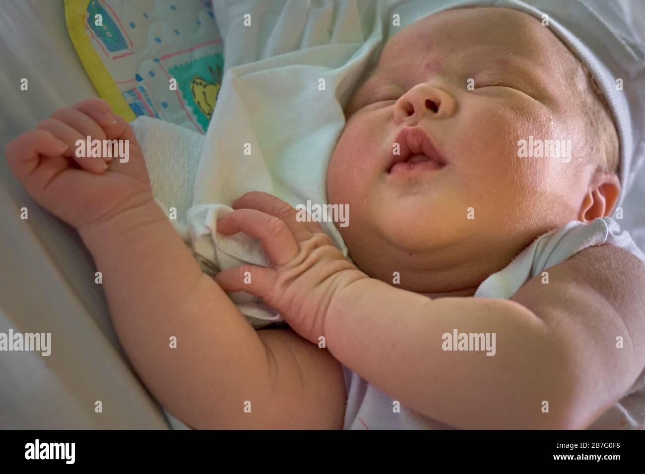 Bambino neonato a riposo. Foto Stock