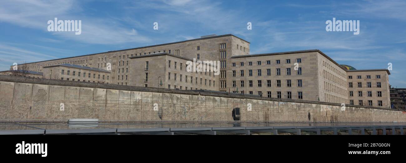 Panorama del Bundesministerium der Finanzen (ministero federale delle finanze). L'edificio ha una storia nazionalsocialista. Con resti del Muro di Berlino. Foto Stock