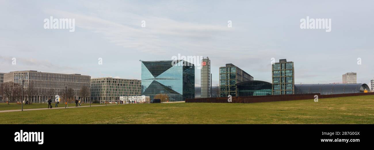 Panorama del paesaggio urbano a Berlino Mitte / Moabit. Da sinistra a destra: Edificio degli uffici Regus, Steigenberger Hotel, Cube Berlin & Berlin Hauptbahnhof. Foto Stock