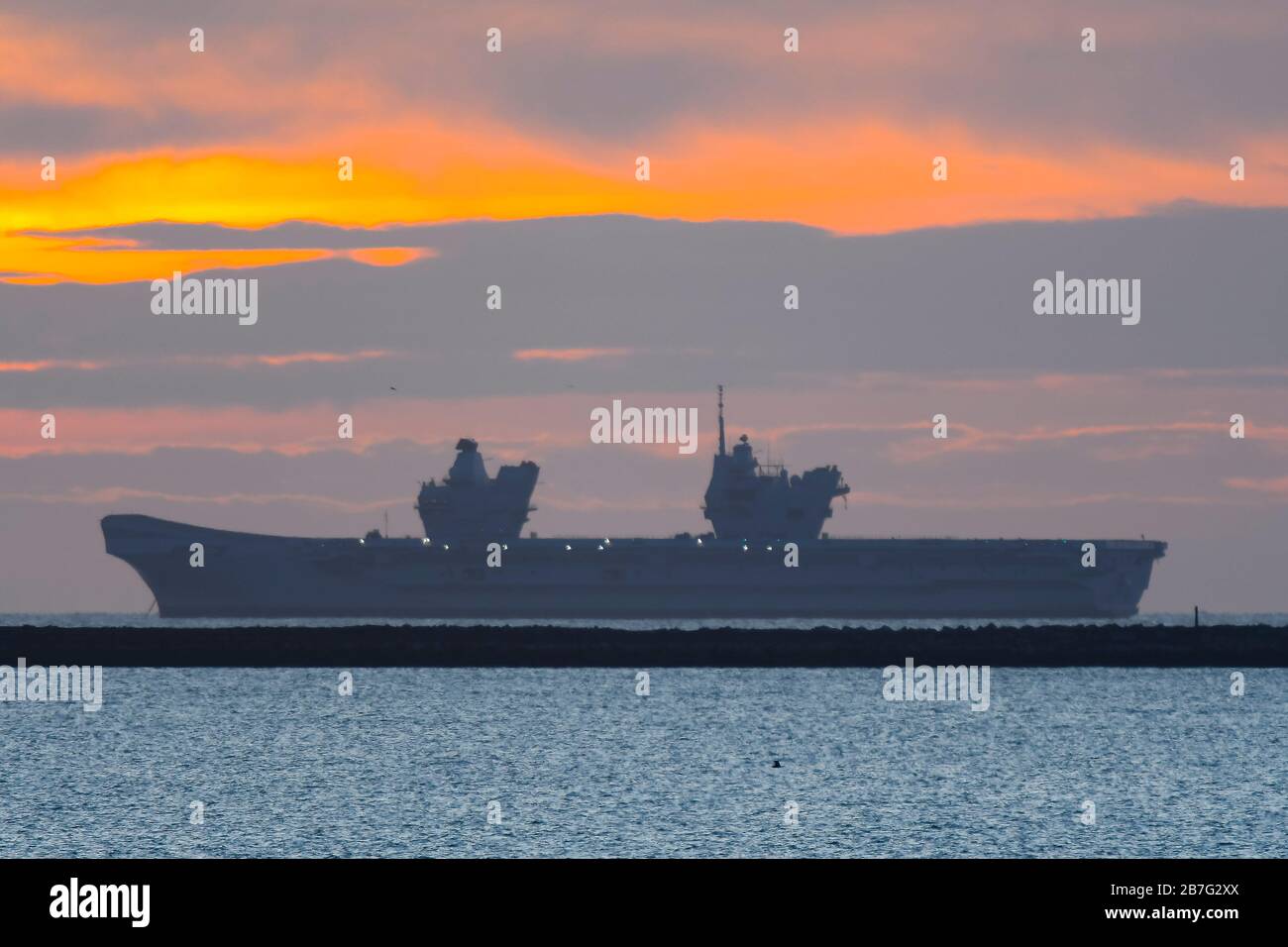 Weymouth, Dorset, Regno Unito. 16 marzo 2020. Meteo Regno Unito. Britains la più recente portaerei HMS Prince of Wales ancorato a Weymouth Bay a Dorset all'alba. Picture Credit: Graham Hunt/Alamy Live News Foto Stock