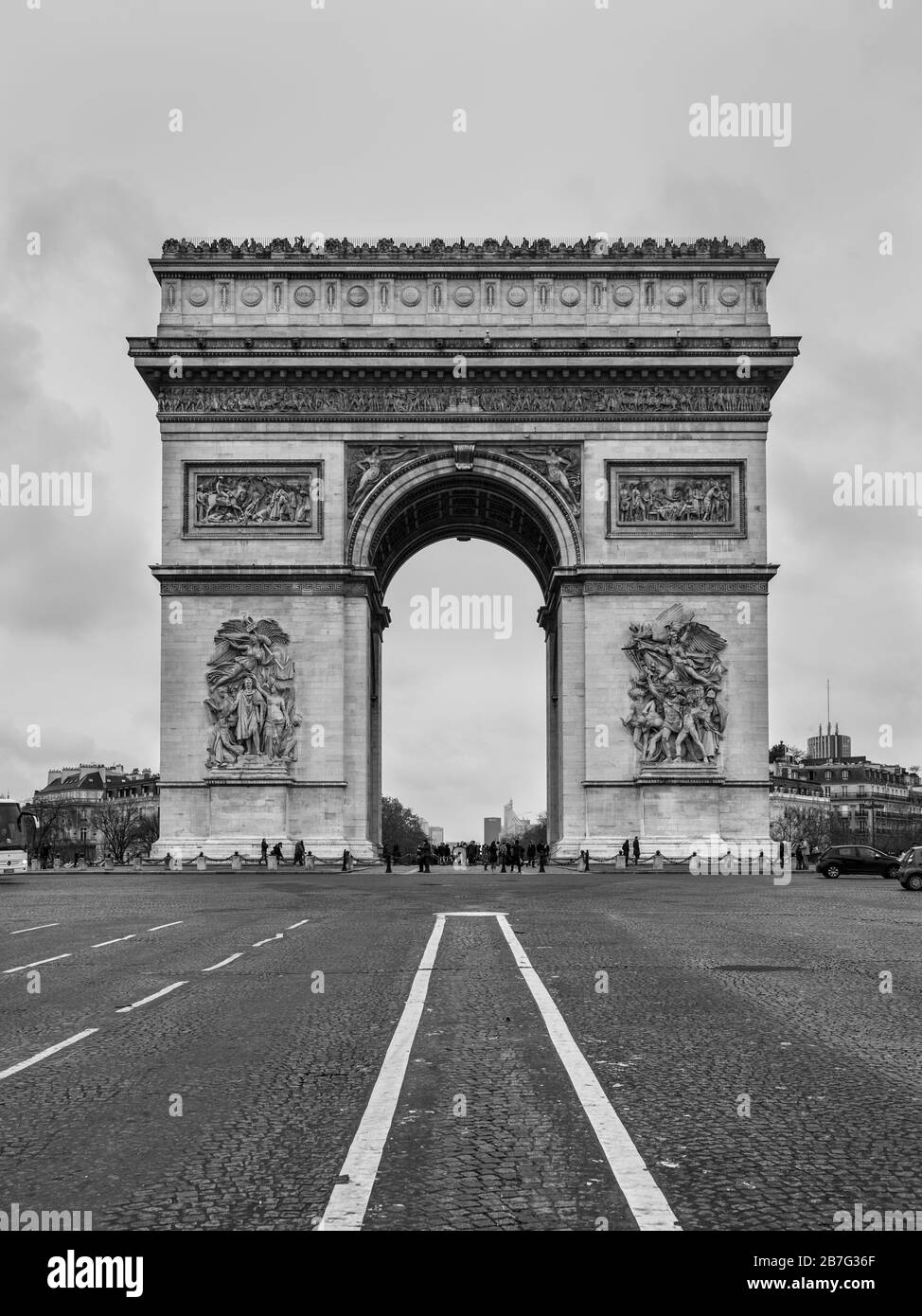 Parigi, Francia - 23 dicembre 2018: Arco trionfale a Parigi, bianco e nero, vista monocromatica. Architettura e punti di riferimento di Parigi. Foto Stock