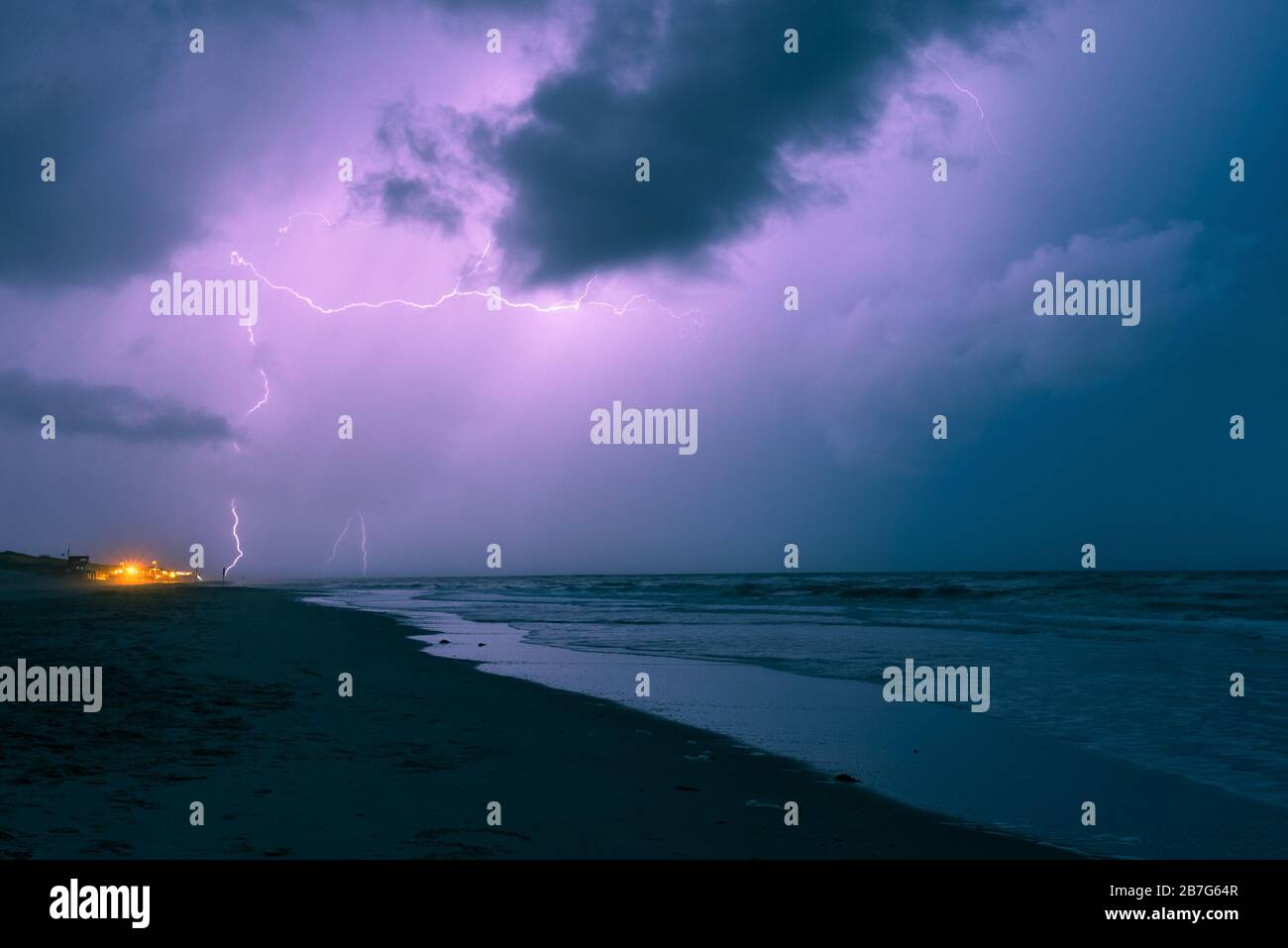 Potente display di fulmini sul mare Foto Stock