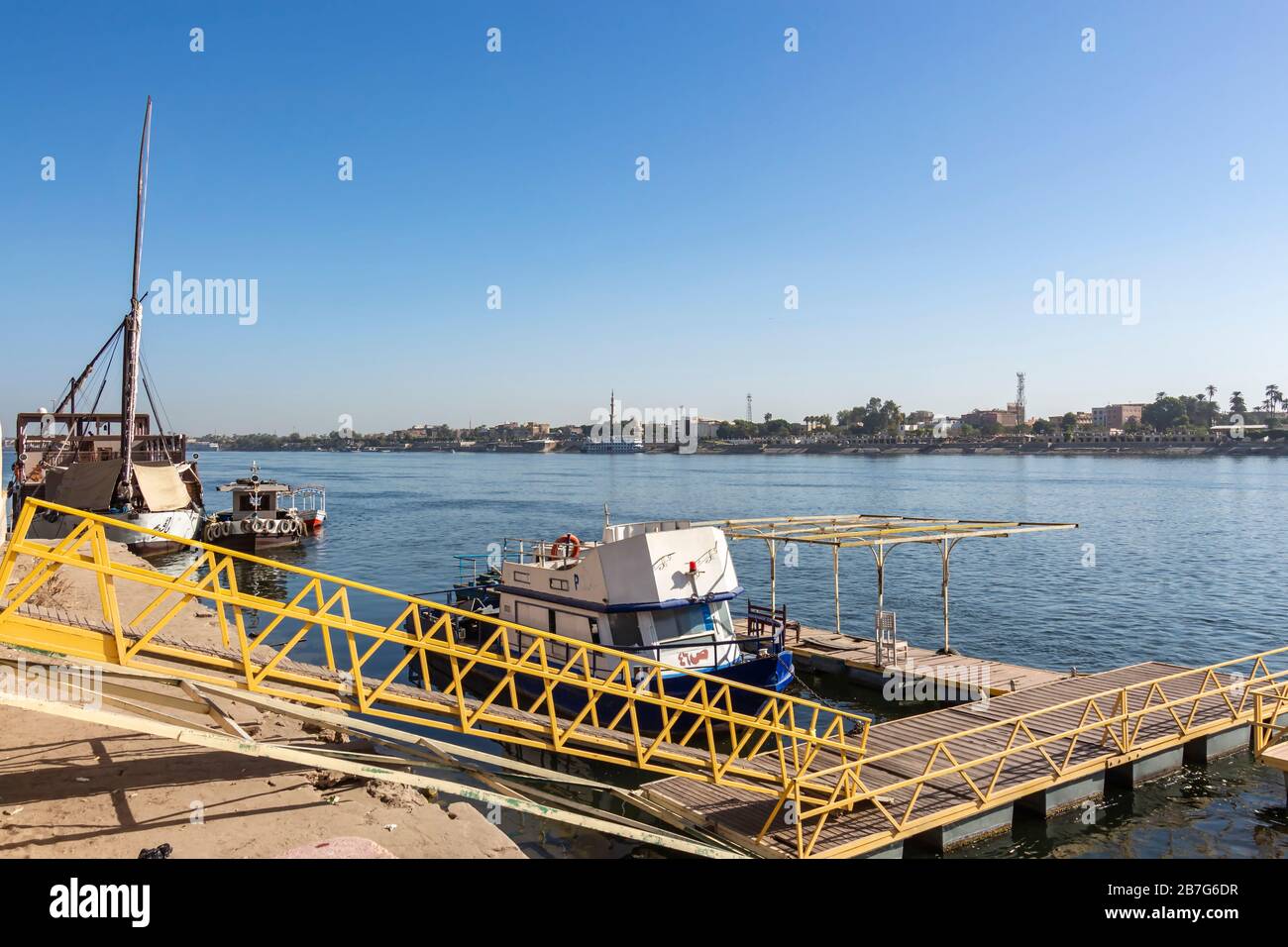 Luxor, Egitto - 26 Dic 2019: Molo dei traghetti lungo la riva orientale del fiume Nilo Foto Stock
