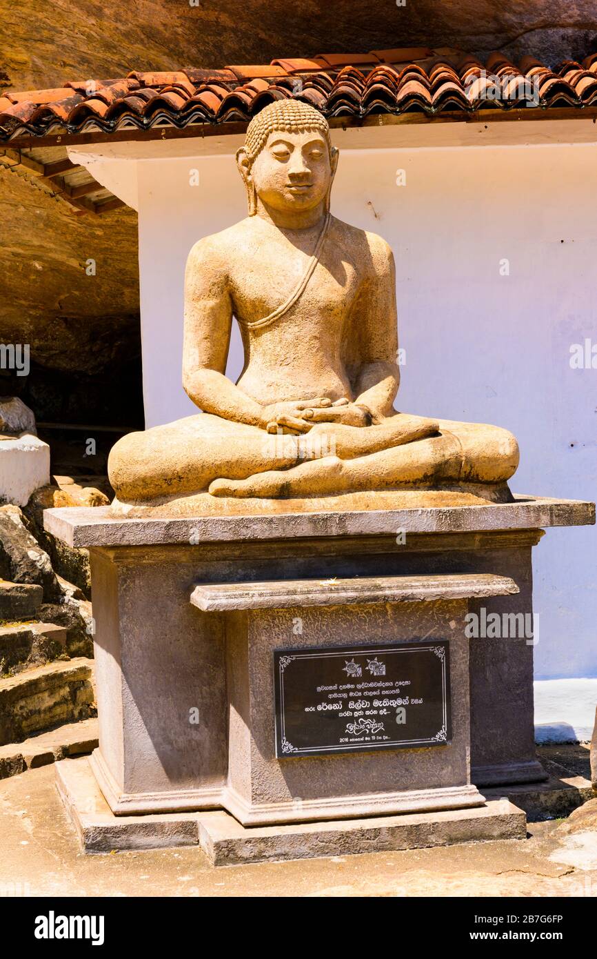 Asia meridionale Sri Lanka antico Matale Alu Viharya Tempio di roccia di Aluvihare statua di Buddha piedistallo gradini collina iniziato 90 AC Foto Stock