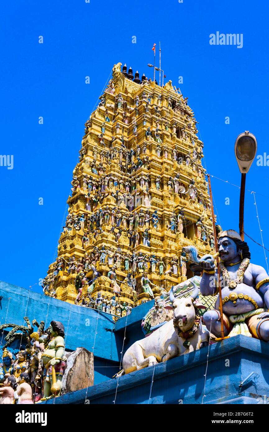 Asia meridionale Sri Lanka Matale Sri Muthumariamman Thevasthanam Hindu Temple costruito 1874 32.9 m 108 piedi di altezza Gopuram Raja Koburum 'ornato torre decorata Foto Stock