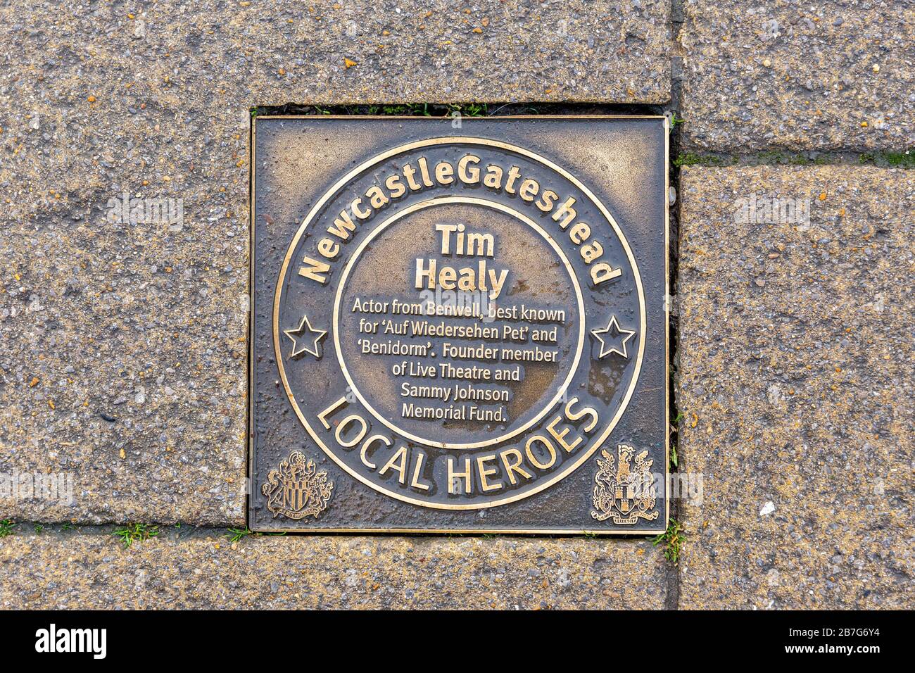 Targa di bronzo per Tim Healy sulla Walk of Fame, Quayside, Newcastle. Le persone più ispiratrici degli ultimi 60 anni sono state onorate con le placche degli eroi locali Foto Stock