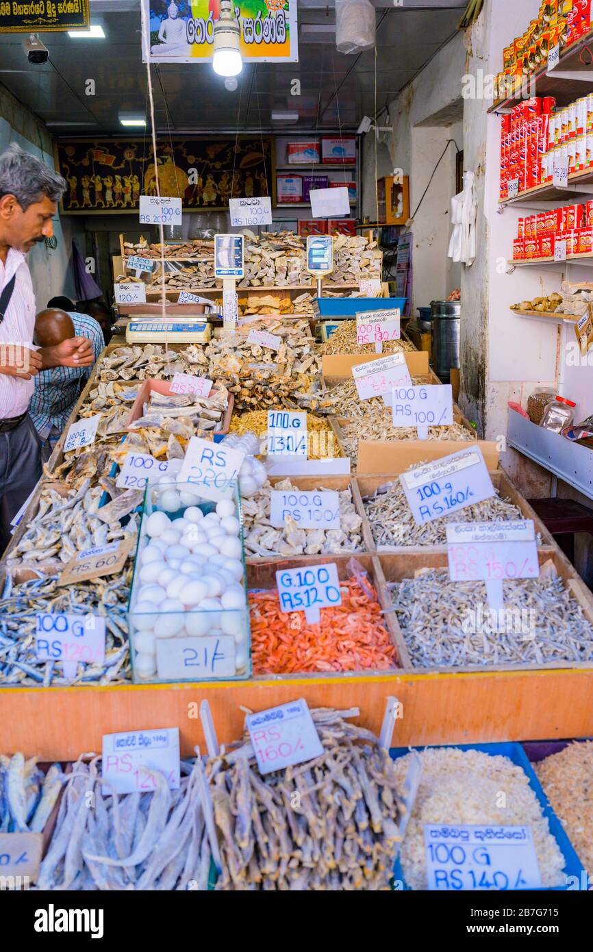 Sri Lanka Kandy Swinala Central Province centro strada mercato scena negozio assortimento pesce secco salato uova sode gamberi Foto Stock