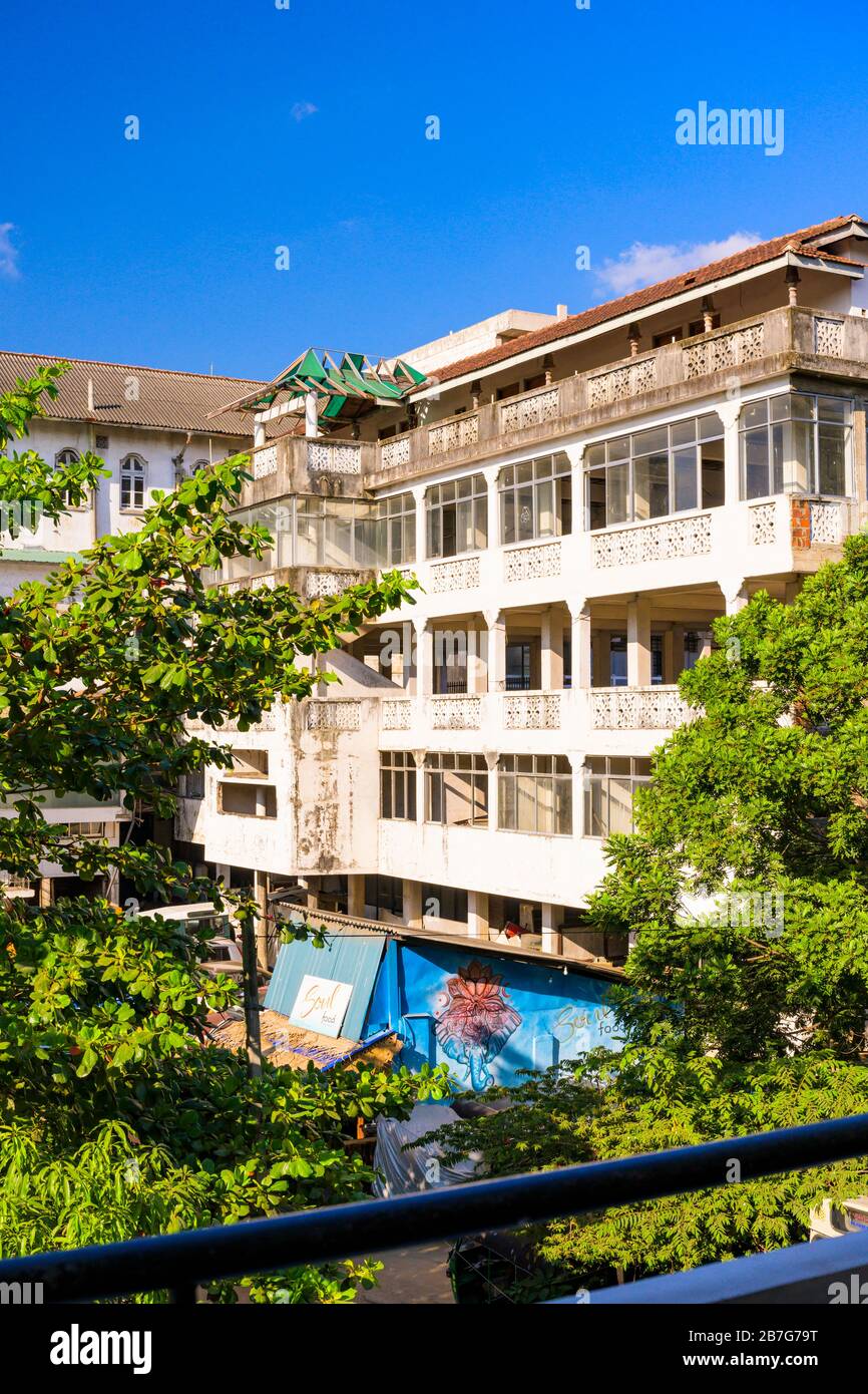 Sri Lanka Kandy Sinhala Provincia Centrale antica capitale centro città retro di edificio coloniale dilapidato che sono stati ristrutturati balconi alberi Foto Stock