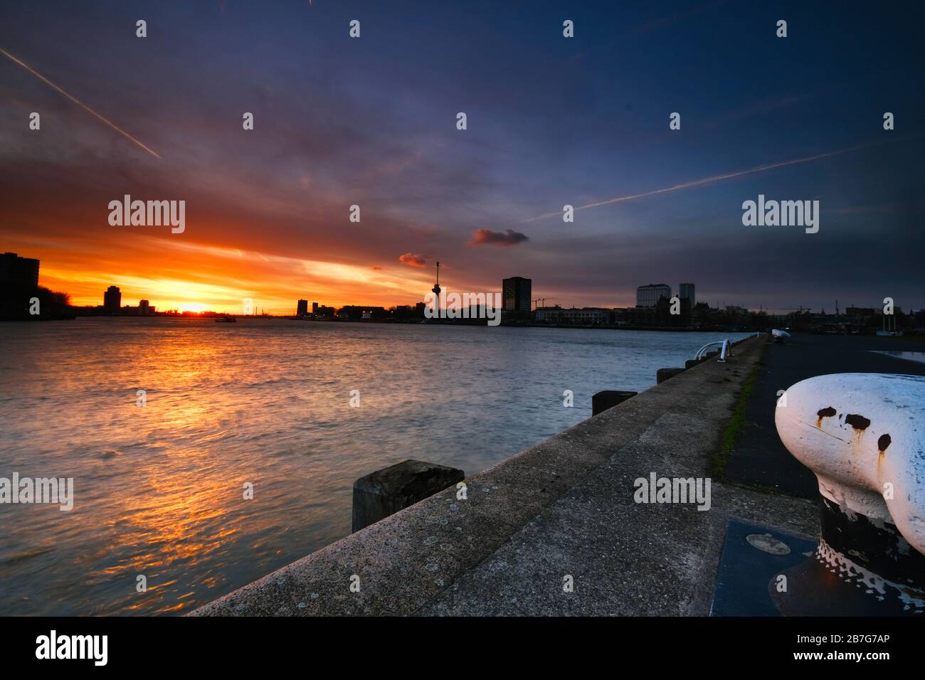 Rotterdam - 12 febbraio 2019: Rotterdam, Paesi Bassi la torre Euromast Rotterdam di notte .Canal in primo piano al tramonto. Rotterdam, The Foto Stock
