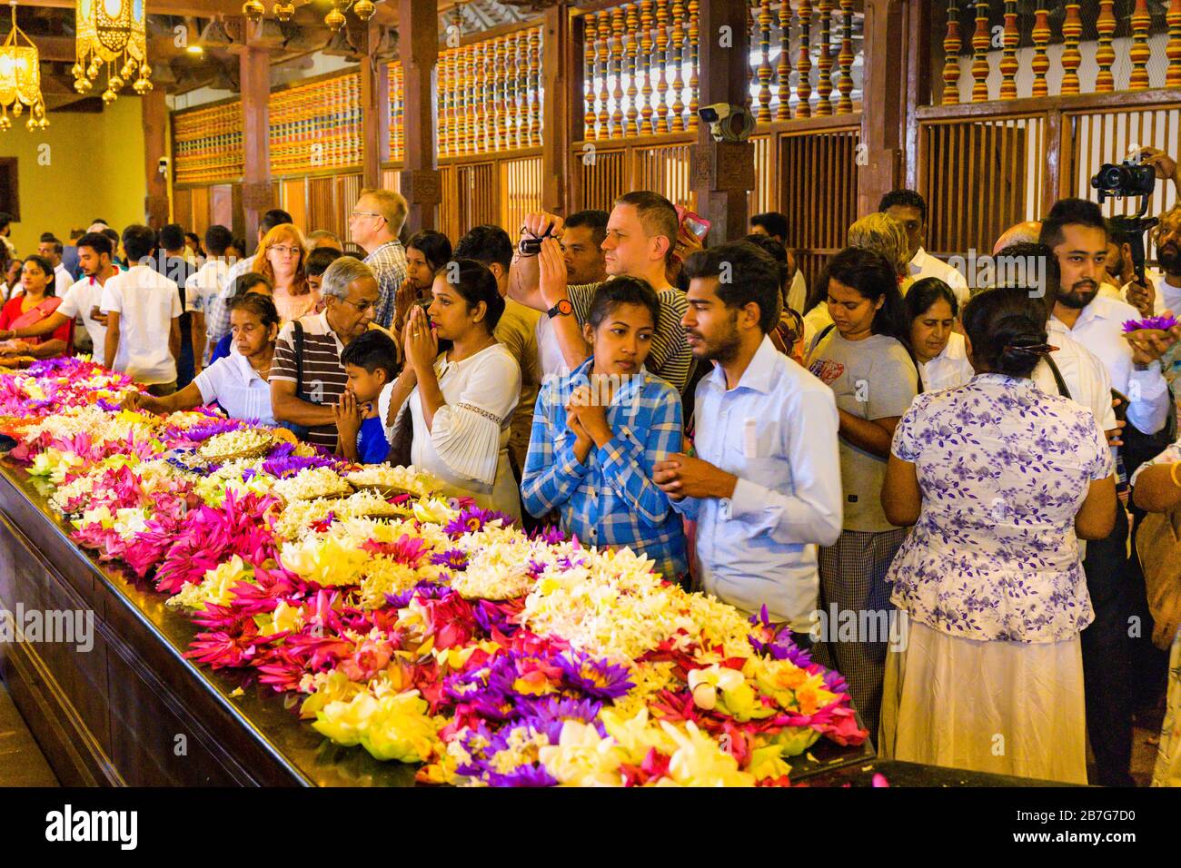 Sri Lanka Kandy Sinala antica capitale Sri Dalada Maligawa Tempio del Sacro dente buddismo buddista relico interno offerte floreali adoratori Foto Stock