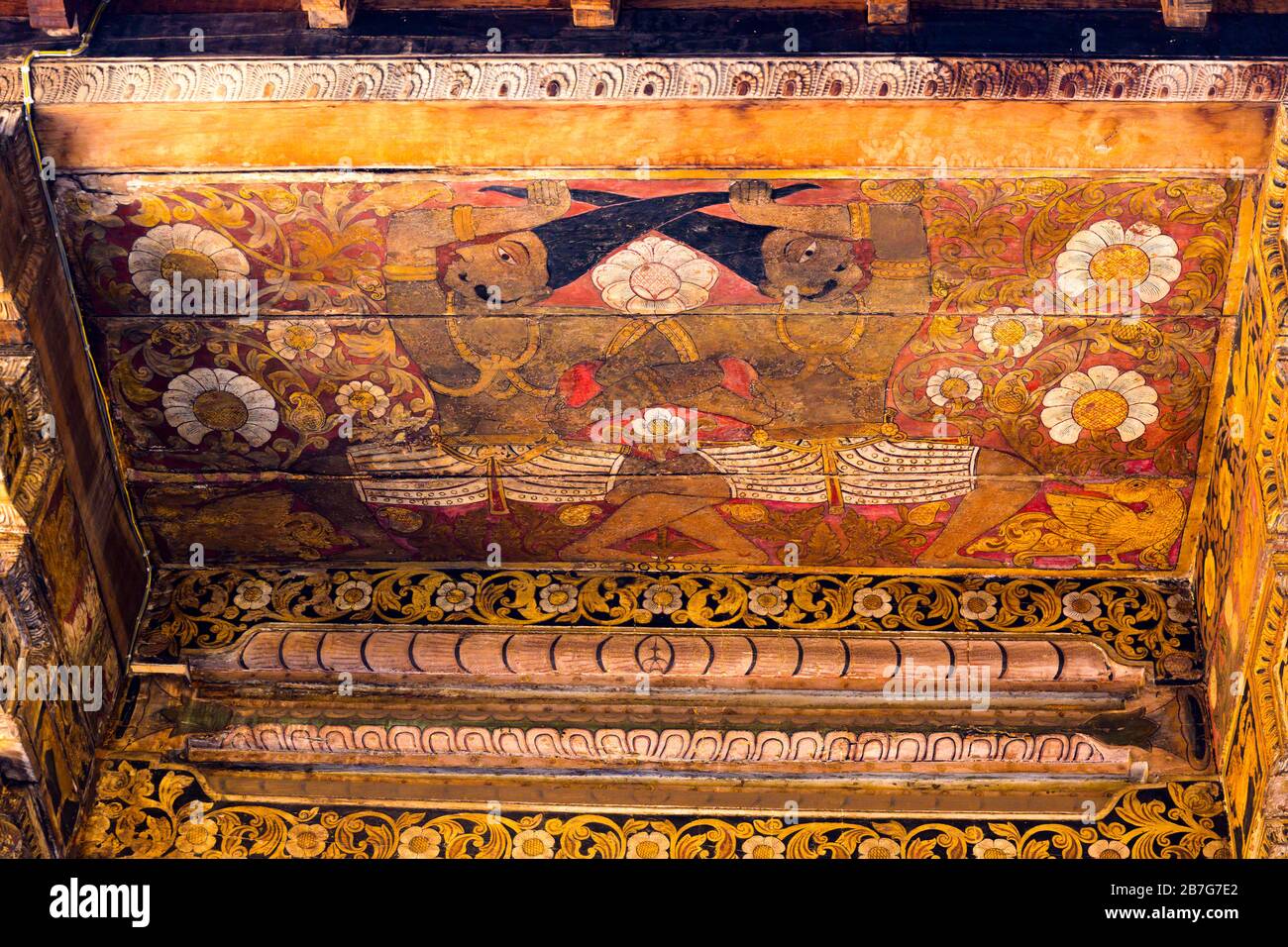 Sri Lanka Kandy Sinala antica capitale Sri Dalada Maligawa Tempio del Sacro dente buddista relico interno ornato soffitto dipinto Foto Stock