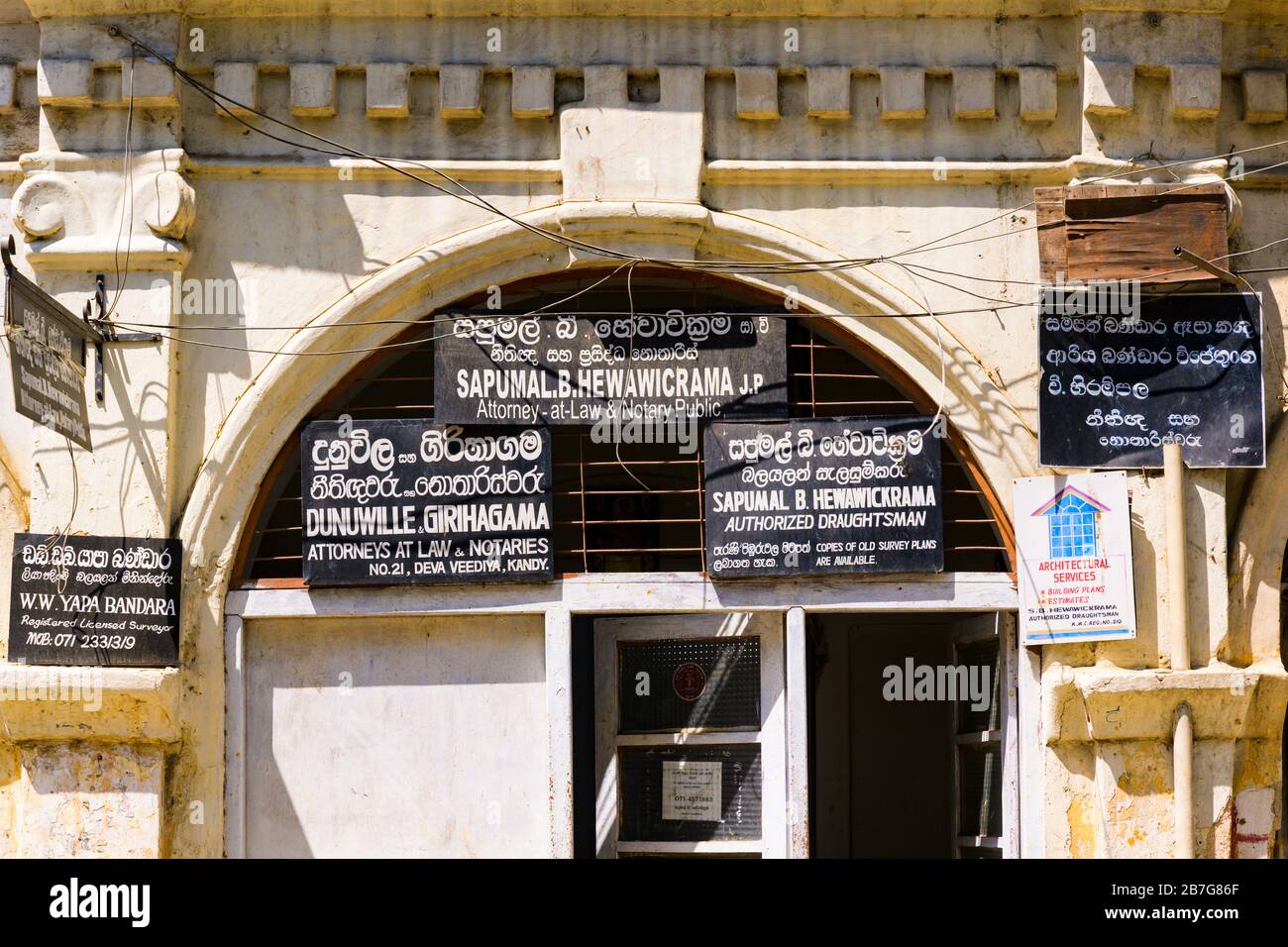 Asia meridionale Sri Lanka Kandy Sinala Provincia Centrale antica capitale vecchie scuderie ufficio professionale Surveyors Attorneys Notaries uomo entrante Foto Stock