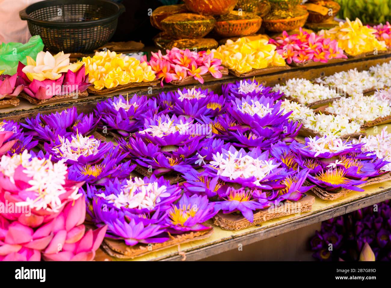 Sri Lanka Kandy Sinala Provincia Centrale antica capitale stalla strada scena fornitore colorato tributi floreali per il Tempio del Sacro dente Relic Foto Stock
