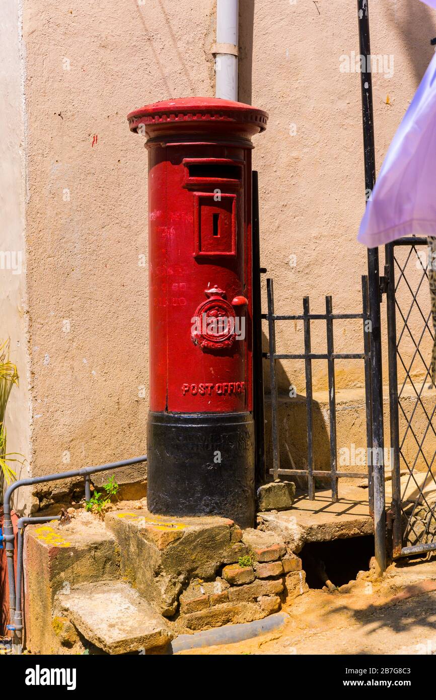 Asia meridionale Sri Lanka Kandy Swinala Provincia Centrale Ceylon Ufficio postale Senkadagala rosso letterbox drago emblema tubi acqua passo mattoni dratpipe Foto Stock