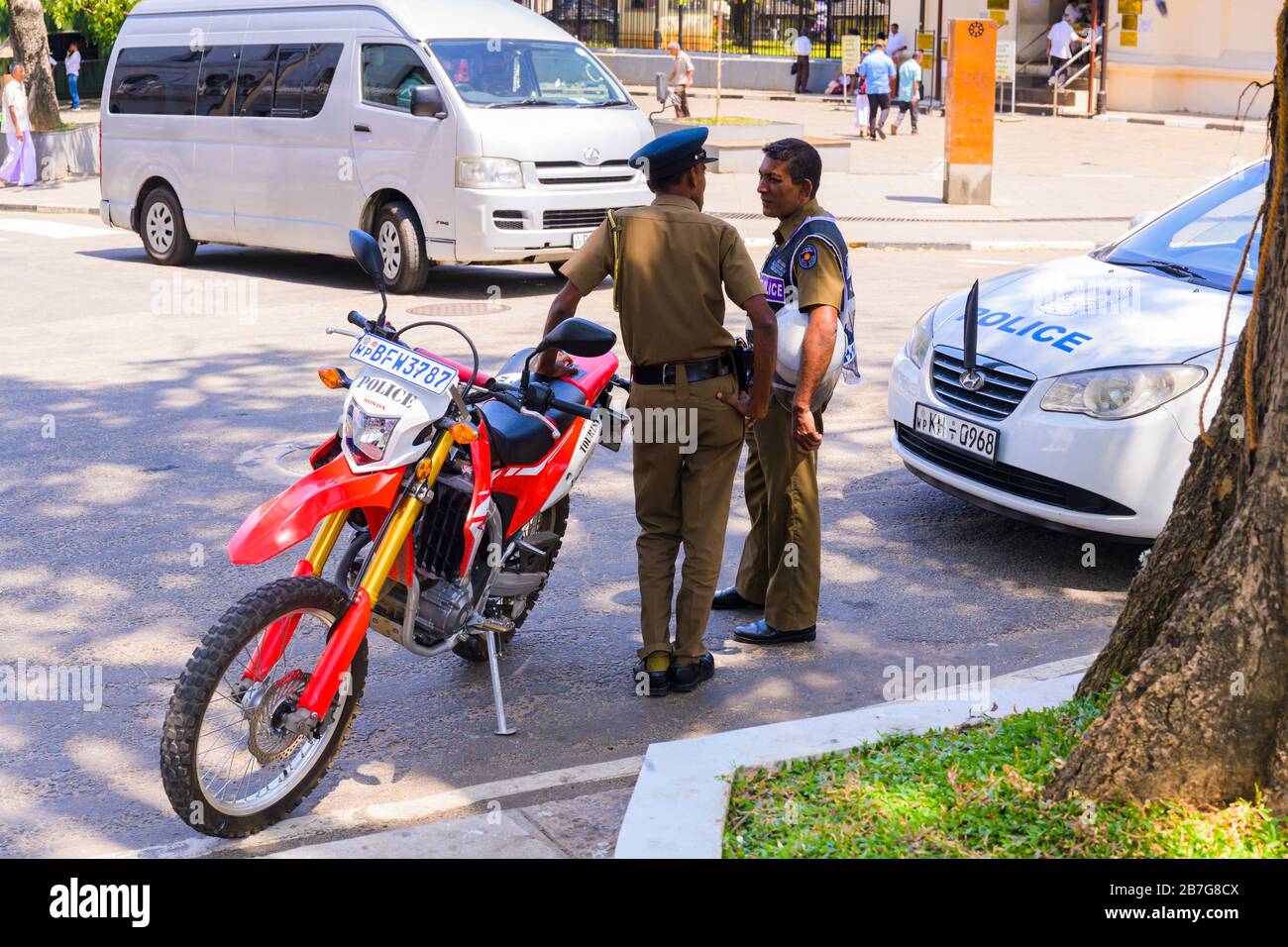 Asia meridionale Sri Lanka Kandy Sinhala Provincia Centrale antica capitale polizia auto moto bici poliziotti poliziotti polizia stradale svincolo segnali Foto Stock