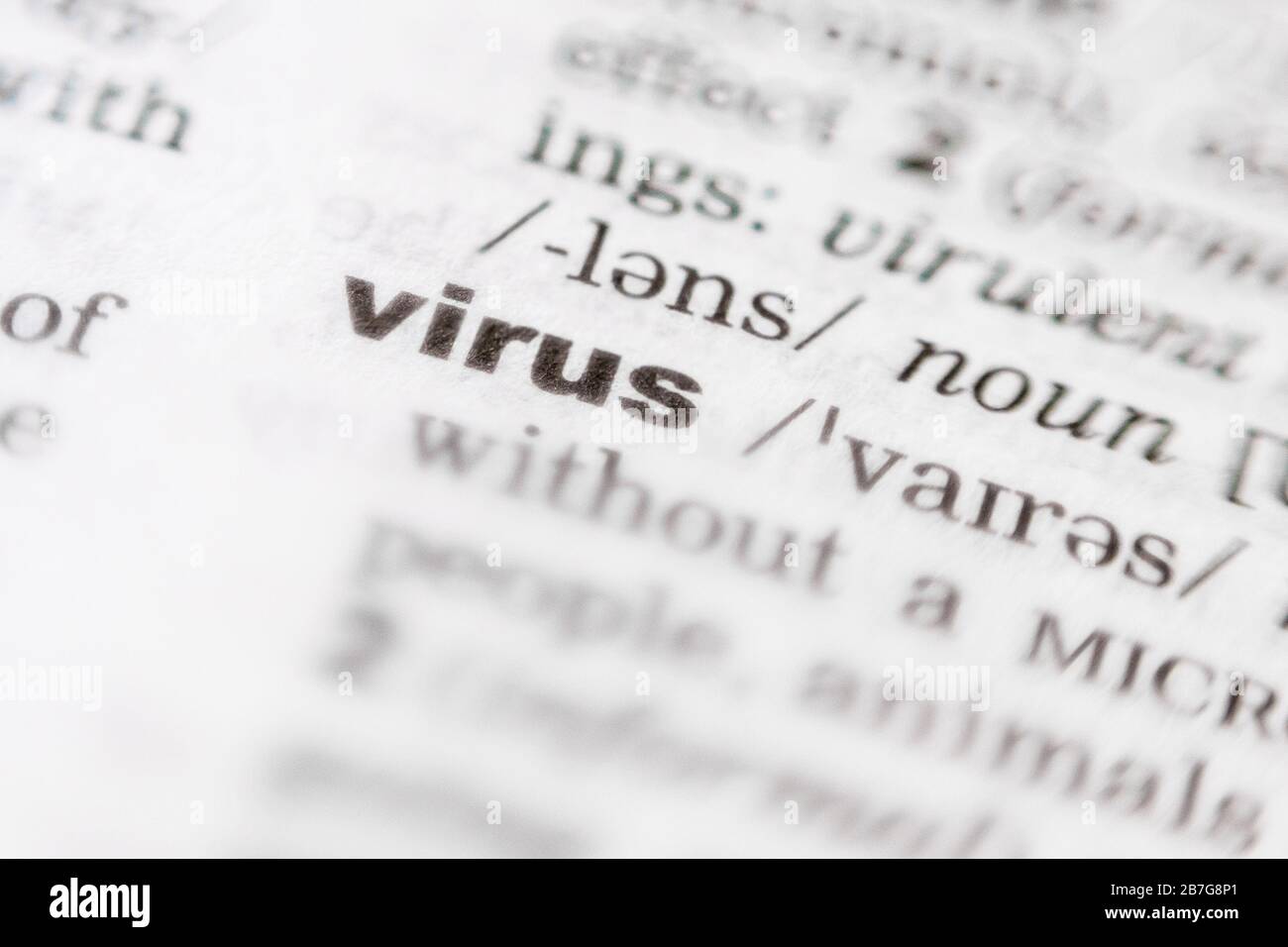 Virus - visualizzazione ravvicinata focalizzata di una parola stampata nel dizionario Foto Stock