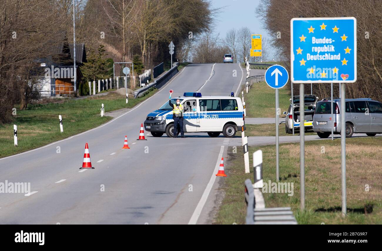 Neuhaus am Inn, Germania. 16 Marzo 2020. Gli agenti di polizia si trovano in un punto di controllo sulla strada federale B512 vicino a Neuhaus am Inn, al confine con l'Austria. La Germania ha deciso di chiudere i suoi confini almeno in parte a causa della diffusione del coronavirus. Credit: Sven Hoppe/dpa/Alamy Live News Foto Stock