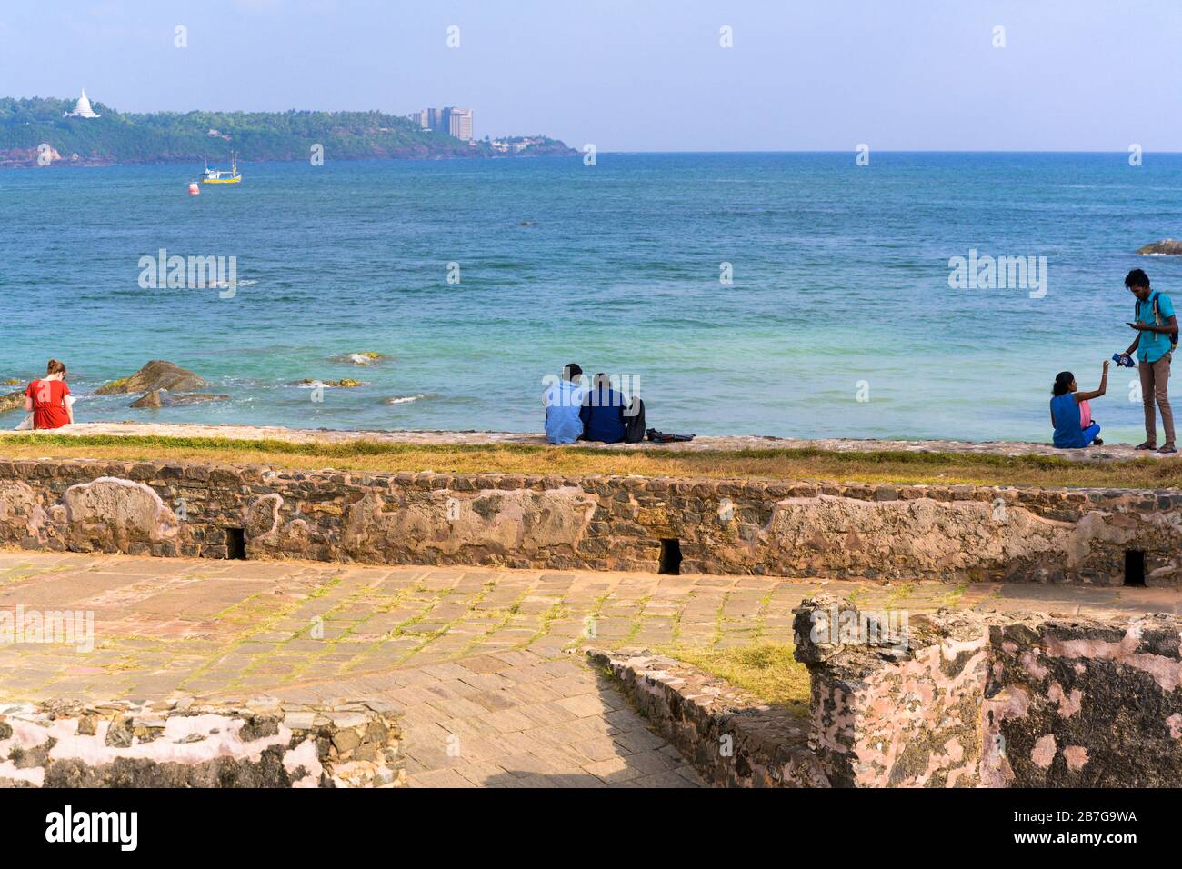 Sud Asia Sri Lanka Fort Galle centro coloniale vecchio porto antico Aurora Bastion città muro tempo libero turisti panorama mare Oceano Indiano rocce Foto Stock