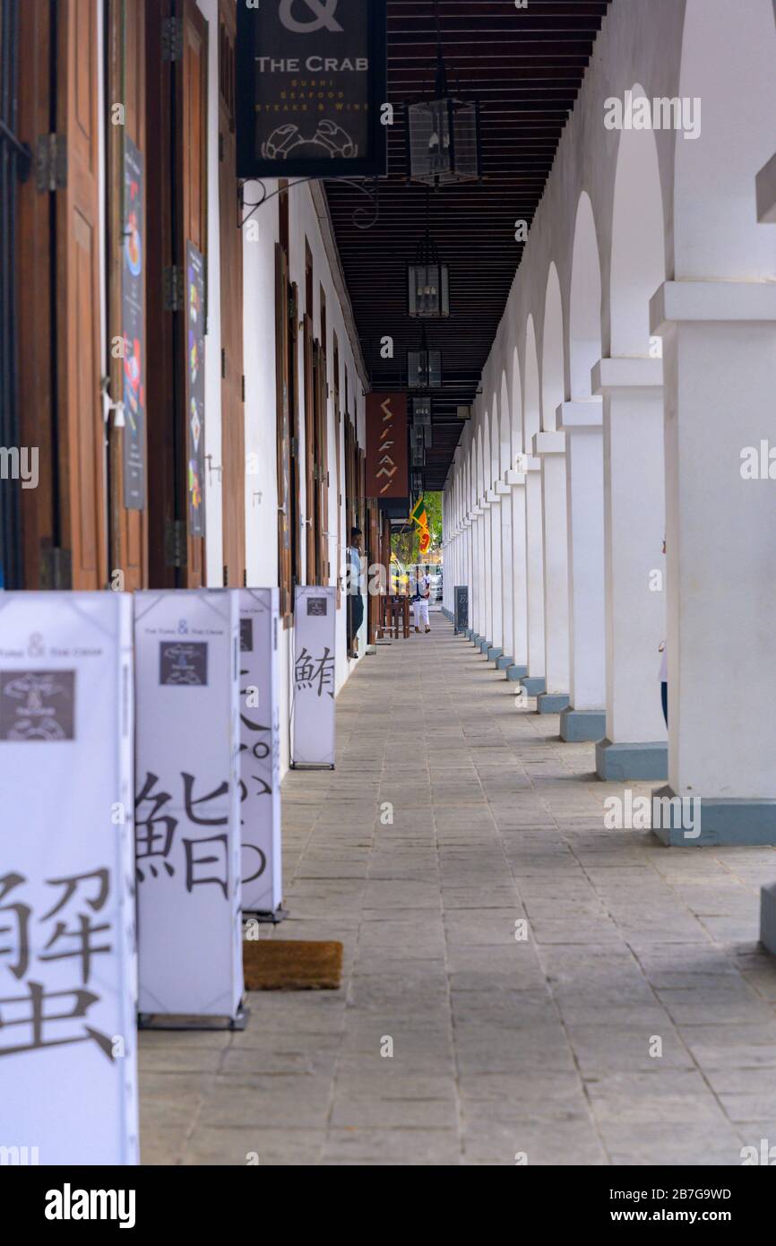 Sud Asia Sri Lanka Fort Galle centro città coloniale antico porto ristrutturato Old Dutch Hospital arcade negozi ristoranti i segni granchio Foto Stock