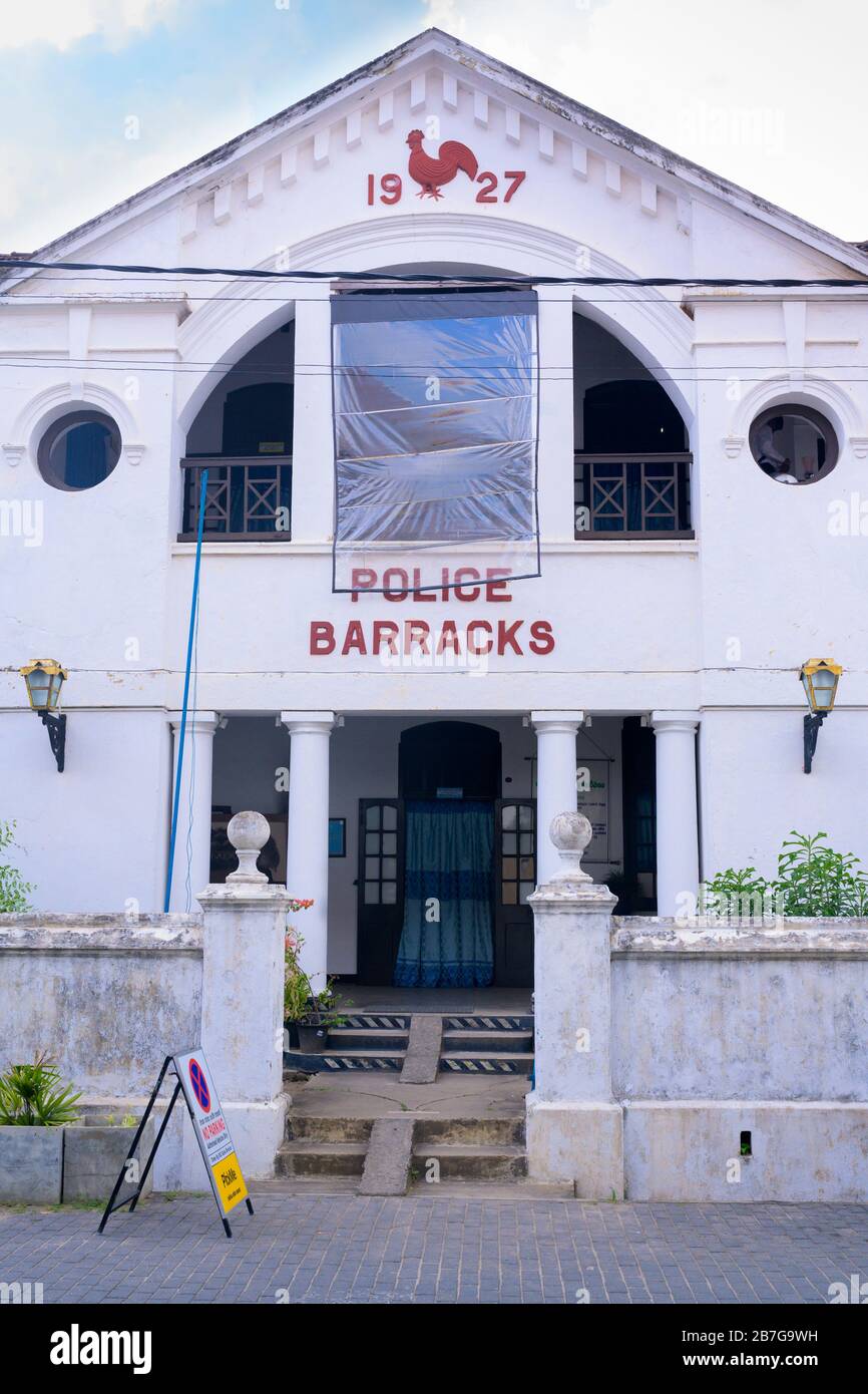 Asia meridionale Sri Lanka Fort Galle centro città coloniale vecchio porto antico porto caserma polizia 1927 bianco facciata shabby strada scena di plastica lenzuola Foto Stock