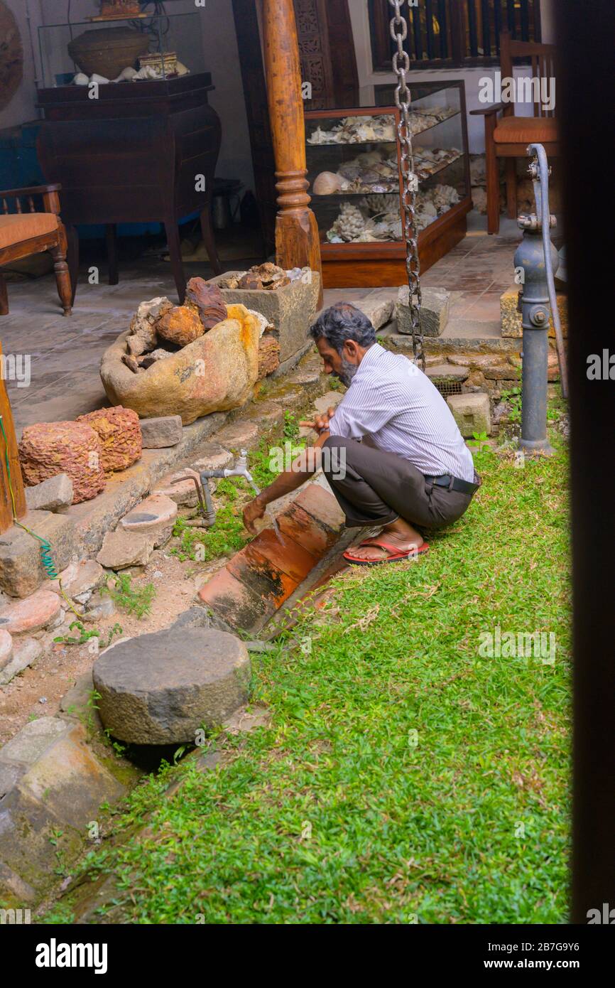 Sud Asia Sri Lanka Fort Galle coloniale antico storico Museo Mansion restaurato olandese mansione uomo lavaggio mani open drain mostre erba Foto Stock