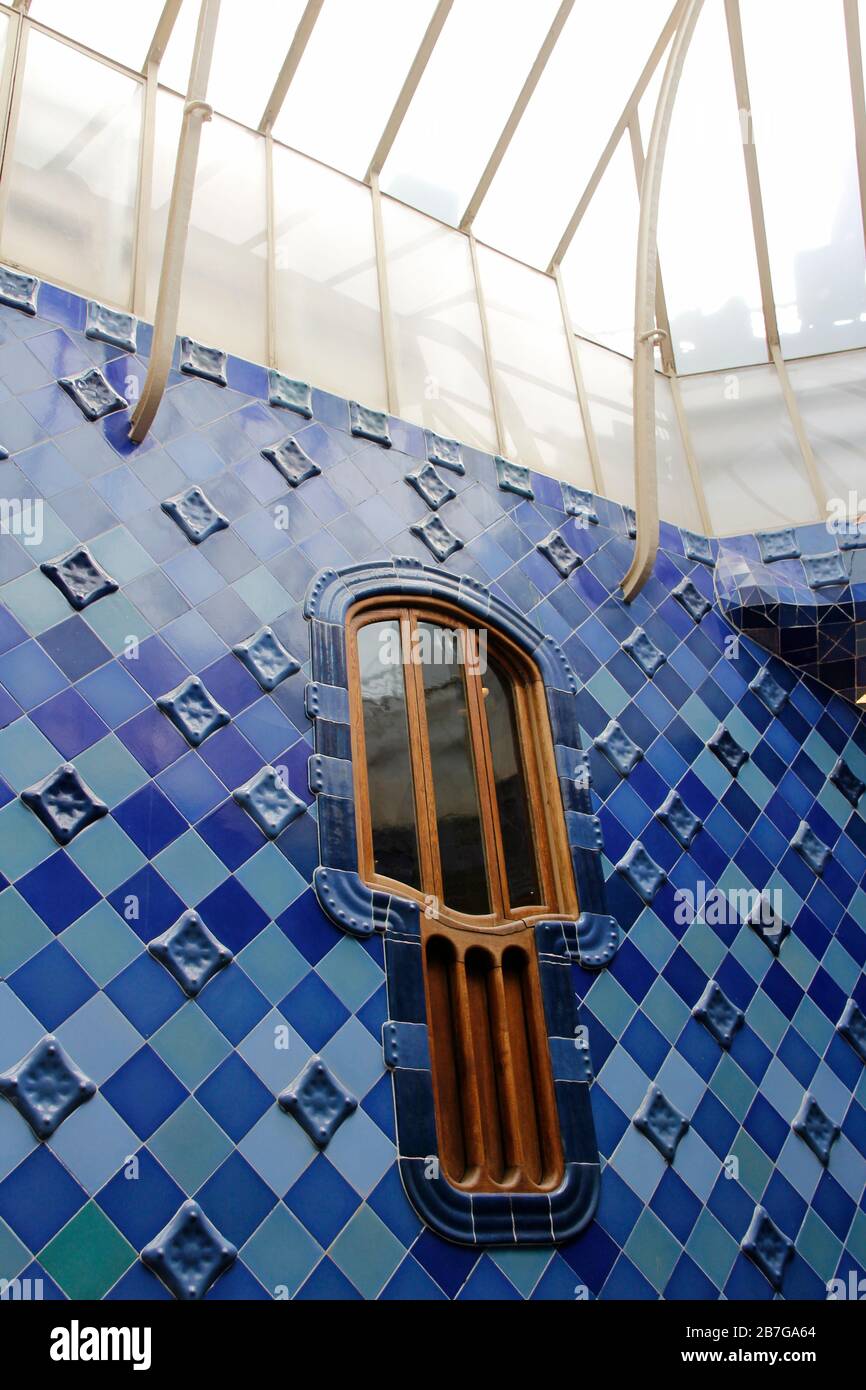 Barcellona, Spagna - 23 maggio 2019: Interno di Casa Batllo con piastrelle di diverse tonalità blu in ordine Foto Stock