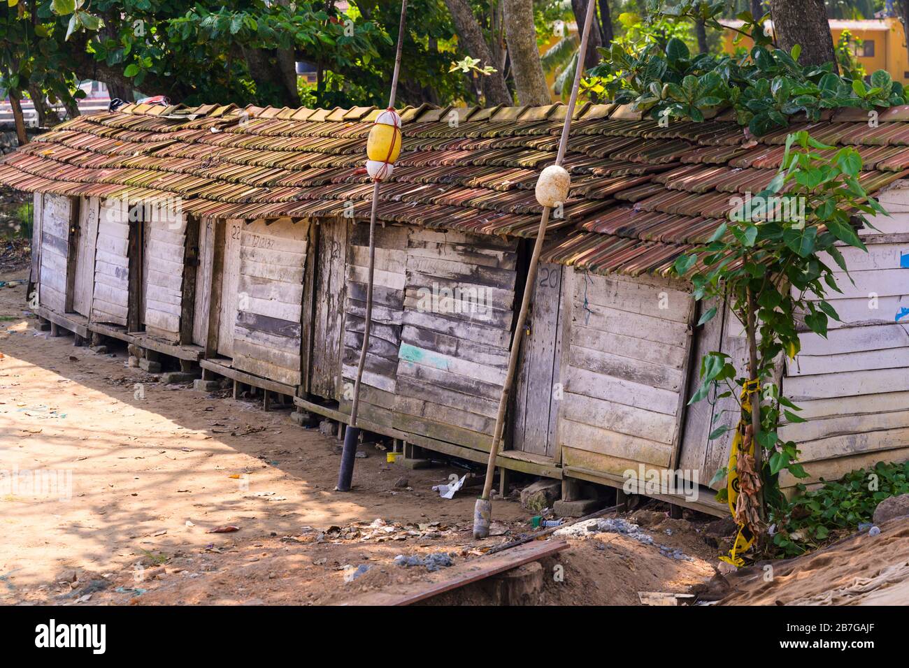 Sud Asia Sri Lanka Fort Galle città coloniale centro storico porto antico spiaggia pesca porto pescatori capanna di legno capanne galleggianti tetti rossi Foto Stock